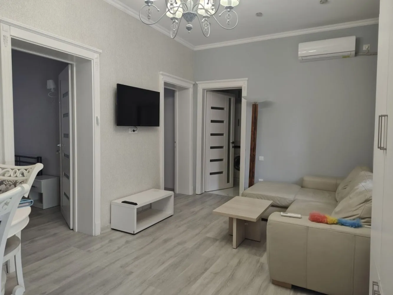 Apartament 3 camere la casa ,ultracentral, 550 E neg. Comision 50% - De inchiriat apartament 3 camere – zonă ultracentral, Oradea, decomandat. 550 E negociabil. Comision 50% din prima chirie. Apartament renovat recent prima inchiriere.
 
Se oferă spre inchiriere apartament cu 2 camere, decomandat, situat în zonă ultracentral, potrivit pentru uz residential. Situat intr-o zona centrala linistita si fara trafic, pe strada la doar 7 minute de mers pe jos de Piata Uniri si 5 minute de Prima Shopping Center

Apartamentul are 75 mp, este decomandat si este compartimentat astfel:
Bucatarie + sufragerie open space
2 dormitoare spatioase
1 baie moderna cu geam mare
Camerele sunt luminoase, cu ferestre mari de termopan si rolete exterioare clasice din lemn.
Proprietatea se afla intr-o curte comuna. Curtea interioara este cocheta, plina de verdeata, oferind un spatiu linistit si primitor.
Dotari si facilitati:

Masina de spalat vase
Masina de spalat rufe
Plita si cuptor electric incorporat
Cuptor cu microunde incorporat
Frigider incorporat
Centrala gaz + incalzire in pardoseala
TV Smart in fiecare camera
Vana cu jacuzzi si bideu
Aer conditionat cu inverter

Parcare la liber pe strada
Nu se accepta animale de companie.

Pentru mai multe informatii sau pentru vizionare, 0751 777 844 Madian Bosca