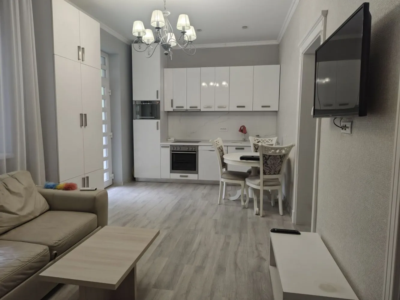 Apartament 3 camere la casa ,ultracentral, 550 E neg. Comision 50% - De inchiriat apartament 3 camere – zonă ultracentral, Oradea, decomandat. 550 E negociabil. Comision 50% din prima chirie. Apartament renovat recent prima inchiriere.
 
Se oferă spre inchiriere apartament cu 2 camere, decomandat, situat în zonă ultracentral, potrivit pentru uz residential. Situat intr-o zona centrala linistita si fara trafic, pe strada la doar 7 minute de mers pe jos de Piata Uniri si 5 minute de Prima Shopping Center

Apartamentul are 75 mp, este decomandat si este compartimentat astfel:
Bucatarie + sufragerie open space
2 dormitoare spatioase
1 baie moderna cu geam mare
Camerele sunt luminoase, cu ferestre mari de termopan si rolete exterioare clasice din lemn.
Proprietatea se afla intr-o curte comuna. Curtea interioara este cocheta, plina de verdeata, oferind un spatiu linistit si primitor.
Dotari si facilitati:

Masina de spalat vase
Masina de spalat rufe
Plita si cuptor electric incorporat
Cuptor cu microunde incorporat
Frigider incorporat
Centrala gaz + incalzire in pardoseala
TV Smart in fiecare camera
Vana cu jacuzzi si bideu
Aer conditionat cu inverter

Parcare la liber pe strada
Nu se accepta animale de companie.

Pentru mai multe informatii sau pentru vizionare, 0751 777 844 Madian Bosca