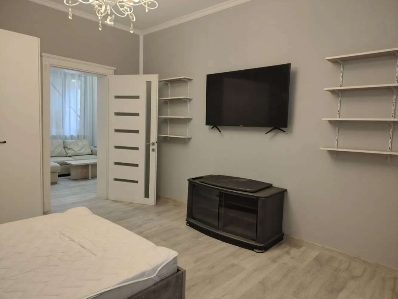 Apartament 3 camere la casa ,ultracentral, 550 E neg. Comision 50% - De inchiriat apartament 3 camere – zonă ultracentral, Oradea, decomandat. 550 E negociabil. Comision 50% din prima chirie. Apartament renovat recent prima inchiriere.
 
Se oferă spre inchiriere apartament cu 2 camere, decomandat, situat în zonă ultracentral, potrivit pentru uz residential. Situat intr-o zona centrala linistita si fara trafic, pe strada la doar 7 minute de mers pe jos de Piata Uniri si 5 minute de Prima Shopping Center

Apartamentul are 75 mp, este decomandat si este compartimentat astfel:
Bucatarie + sufragerie open space
2 dormitoare spatioase
1 baie moderna cu geam mare
Camerele sunt luminoase, cu ferestre mari de termopan si rolete exterioare clasice din lemn.
Proprietatea se afla intr-o curte comuna. Curtea interioara este cocheta, plina de verdeata, oferind un spatiu linistit si primitor.
Dotari si facilitati:

Masina de spalat vase
Masina de spalat rufe
Plita si cuptor electric incorporat
Cuptor cu microunde incorporat
Frigider incorporat
Centrala gaz + incalzire in pardoseala
TV Smart in fiecare camera
Vana cu jacuzzi si bideu
Aer conditionat cu inverter

Parcare la liber pe strada
Nu se accepta animale de companie.

Pentru mai multe informatii sau pentru vizionare, 0751 777 844 Madian Bosca