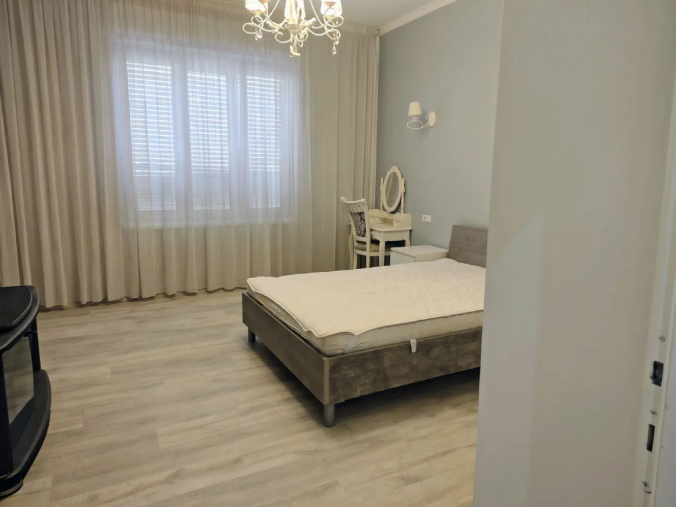 Apartament 3 camere la casa ,ultracentral, 550 E neg. Comision 50% - De inchiriat apartament 3 camere – zonă ultracentral, Oradea, decomandat. 550 E negociabil. Comision 50% din prima chirie. Apartament renovat recent prima inchiriere.
 
Se oferă spre inchiriere apartament cu 2 camere, decomandat, situat în zonă ultracentral, potrivit pentru uz residential. Situat intr-o zona centrala linistita si fara trafic, pe strada la doar 7 minute de mers pe jos de Piata Uniri si 5 minute de Prima Shopping Center

Apartamentul are 75 mp, este decomandat si este compartimentat astfel:
Bucatarie + sufragerie open space
2 dormitoare spatioase
1 baie moderna cu geam mare
Camerele sunt luminoase, cu ferestre mari de termopan si rolete exterioare clasice din lemn.
Proprietatea se afla intr-o curte comuna. Curtea interioara este cocheta, plina de verdeata, oferind un spatiu linistit si primitor.
Dotari si facilitati:

Masina de spalat vase
Masina de spalat rufe
Plita si cuptor electric incorporat
Cuptor cu microunde incorporat
Frigider incorporat
Centrala gaz + incalzire in pardoseala
TV Smart in fiecare camera
Vana cu jacuzzi si bideu
Aer conditionat cu inverter

Parcare la liber pe strada
Nu se accepta animale de companie.

Pentru mai multe informatii sau pentru vizionare, 0751 777 844 Madian Bosca