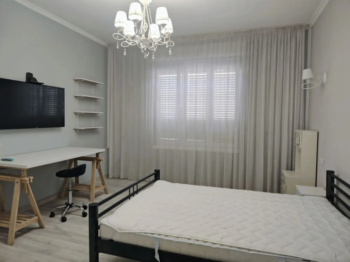Apartament 3 camere la casa ,ultracentral, 550 E neg. Comision 50% - De inchiriat apartament 3 camere – zonă ultracentral, Oradea, decomandat. 550 E negociabil. Comision 50% din prima chirie. Apartament renovat recent prima inchiriere.
 
Se oferă spre inchiriere apartament cu 2 camere, decomandat, situat în zonă ultracentral, potrivit pentru uz residential. Situat intr-o zona centrala linistita si fara trafic, pe strada la doar 7 minute de mers pe jos de Piata Uniri si 5 minute de Prima Shopping Center

Apartamentul are 75 mp, este decomandat si este compartimentat astfel:
Bucatarie + sufragerie open space
2 dormitoare spatioase
1 baie moderna cu geam mare
Camerele sunt luminoase, cu ferestre mari de termopan si rolete exterioare clasice din lemn.
Proprietatea se afla intr-o curte comuna. Curtea interioara este cocheta, plina de verdeata, oferind un spatiu linistit si primitor.
Dotari si facilitati:

Masina de spalat vase
Masina de spalat rufe
Plita si cuptor electric incorporat
Cuptor cu microunde incorporat
Frigider incorporat
Centrala gaz + incalzire in pardoseala
TV Smart in fiecare camera
Vana cu jacuzzi si bideu
Aer conditionat cu inverter

Parcare la liber pe strada
Nu se accepta animale de companie.

Pentru mai multe informatii sau pentru vizionare, 0751 777 844 Madian Bosca