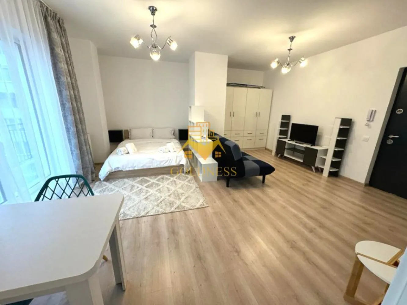 1 camera, modern, parcare, bloc nou, Zorilor zona Golden Tulip, LIDL - GOLDNESS Imobiliare vă propune spre închiriere un apartament cu o camera complet mobilat și utilat, la etajul 1 într-un imobil de 6 etaje, în cartierul Zorilor. Apartamentul este compartimentat astfel:
 - living cu pat matrimonial, dulap pentru haine, birou, loc de luat masa
 - bucatarie complet mobilata, utilata
 - baie cu cada calorifer port prosop inox și dulap pentru depozitare.
 - terasa de 20 mp.
 
Imobilul este dotat cu toate cele necesare- centrală proprie, mașină de spălat haine, frigider, plită electrică, hotă, etc. 
Se află în apropierea stațiilor de transport în comun, magazine, restaurante, spații verzi, farmacii, etc. 
Dispune de parcare subterana !

Dacă sunteți interesați de acest apartament și doriți să îl vizionați, dar și pentru alte oferte sau detalii nu ezitați să ne contactați telefonic sau prin e-mail - goldnessimobiliare@gmail.com. Vă stăm la dispoziție!
