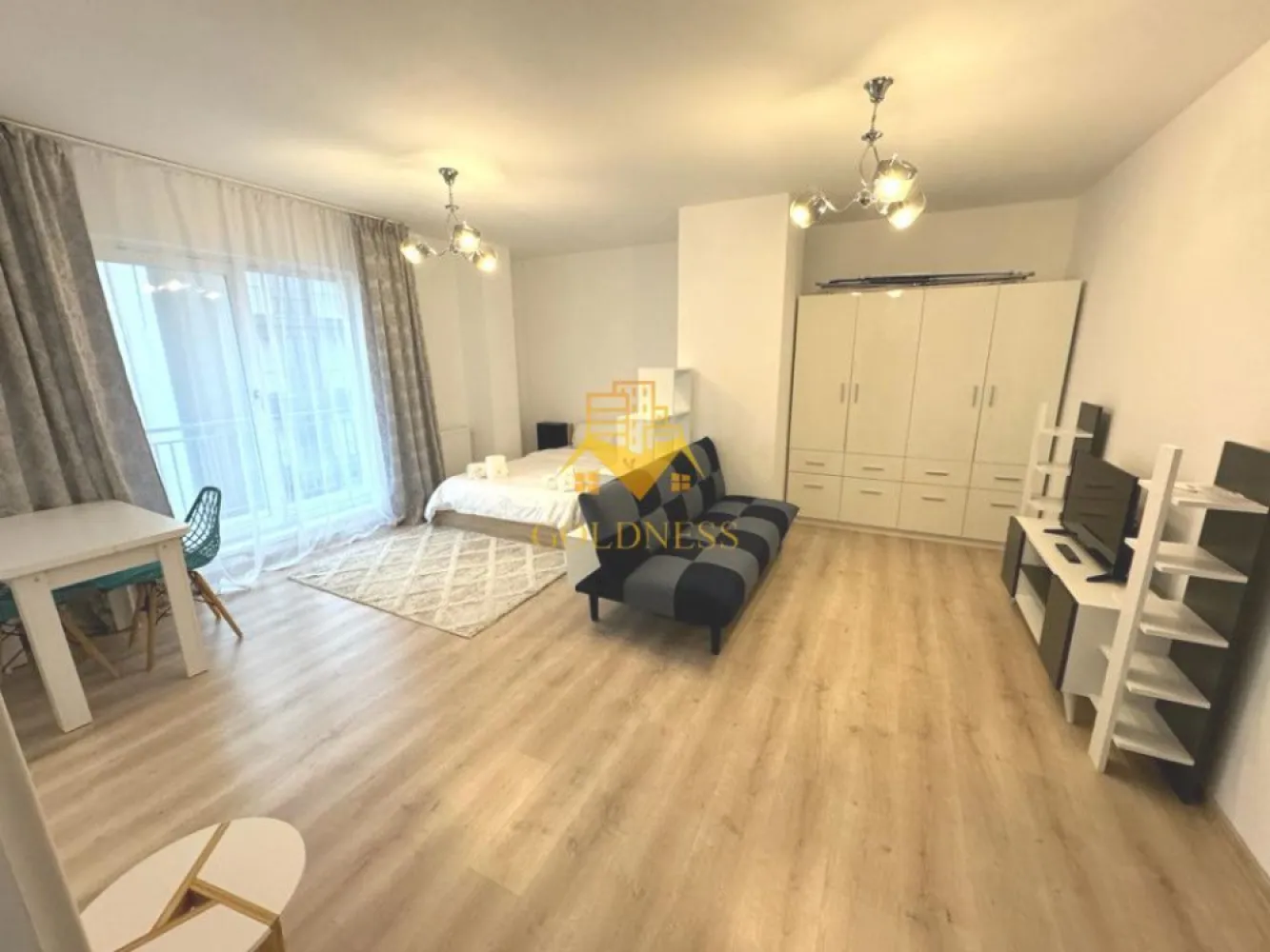 1 camera, modern, parcare, bloc nou, Zorilor zona Golden Tulip, LIDL - GOLDNESS Imobiliare vă propune spre închiriere un apartament cu o camera complet mobilat și utilat, la etajul 1 într-un imobil de 6 etaje, în cartierul Zorilor. Apartamentul este compartimentat astfel:
 - living cu pat matrimonial, dulap pentru haine, birou, loc de luat masa
 - bucatarie complet mobilata, utilata
 - baie cu cada calorifer port prosop inox și dulap pentru depozitare.
 - terasa de 20 mp.
 
Imobilul este dotat cu toate cele necesare- centrală proprie, mașină de spălat haine, frigider, plită electrică, hotă, etc. 
Se află în apropierea stațiilor de transport în comun, magazine, restaurante, spații verzi, farmacii, etc. 
Dispune de parcare subterana !

Dacă sunteți interesați de acest apartament și doriți să îl vizionați, dar și pentru alte oferte sau detalii nu ezitați să ne contactați telefonic sau prin e-mail - goldnessimobiliare@gmail.com. Vă stăm la dispoziție!
