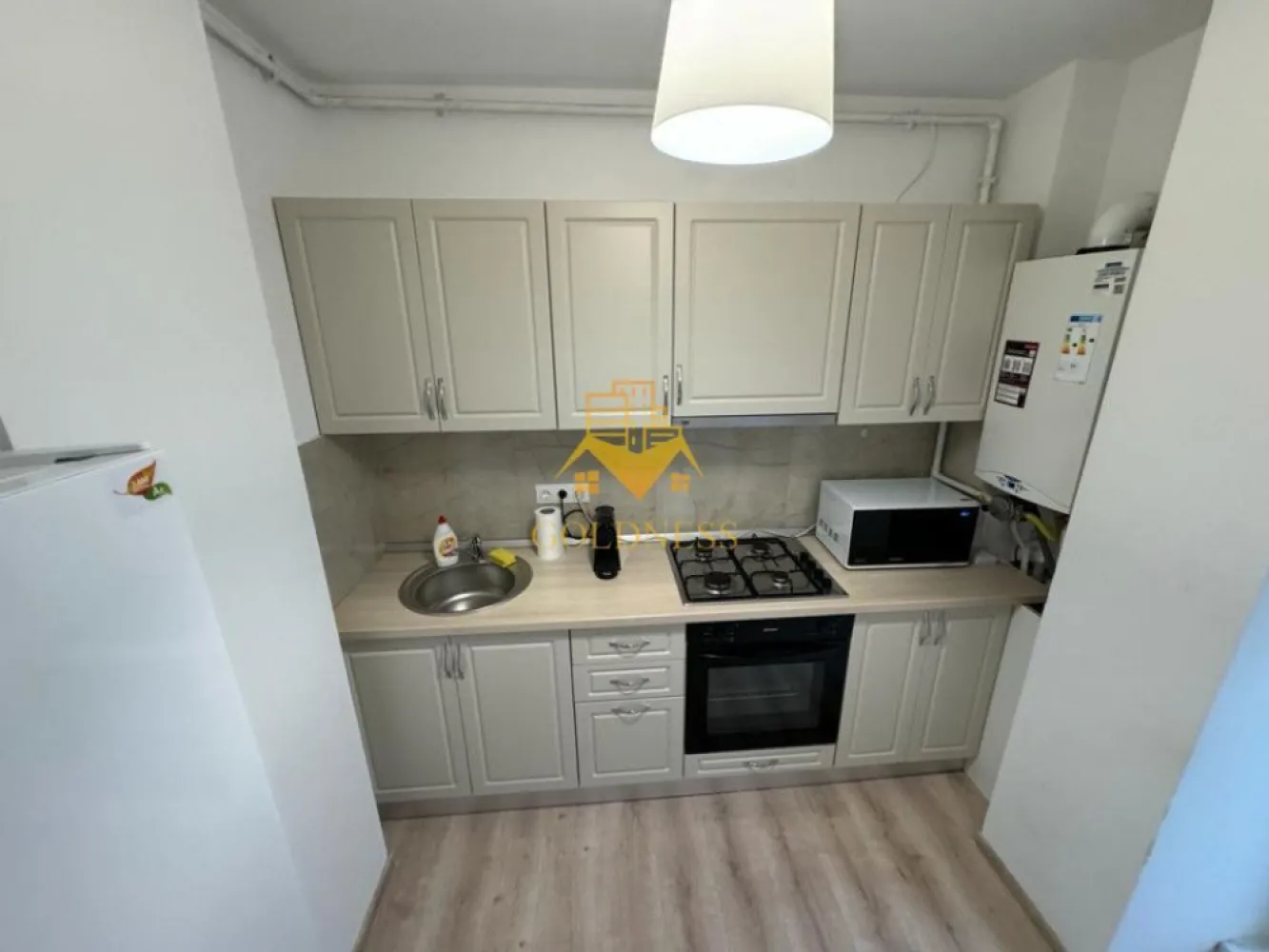 1 camera, modern, parcare, bloc nou, Zorilor zona Golden Tulip, LIDL - GOLDNESS Imobiliare vă propune spre închiriere un apartament cu o camera complet mobilat și utilat, la etajul 1 într-un imobil de 6 etaje, în cartierul Zorilor. Apartamentul este compartimentat astfel:
 - living cu pat matrimonial, dulap pentru haine, birou, loc de luat masa
 - bucatarie complet mobilata, utilata
 - baie cu cada calorifer port prosop inox și dulap pentru depozitare.
 - terasa de 20 mp.
 
Imobilul este dotat cu toate cele necesare- centrală proprie, mașină de spălat haine, frigider, plită electrică, hotă, etc. 
Se află în apropierea stațiilor de transport în comun, magazine, restaurante, spații verzi, farmacii, etc. 
Dispune de parcare subterana !

Dacă sunteți interesați de acest apartament și doriți să îl vizionați, dar și pentru alte oferte sau detalii nu ezitați să ne contactați telefonic sau prin e-mail - goldnessimobiliare@gmail.com. Vă stăm la dispoziție!