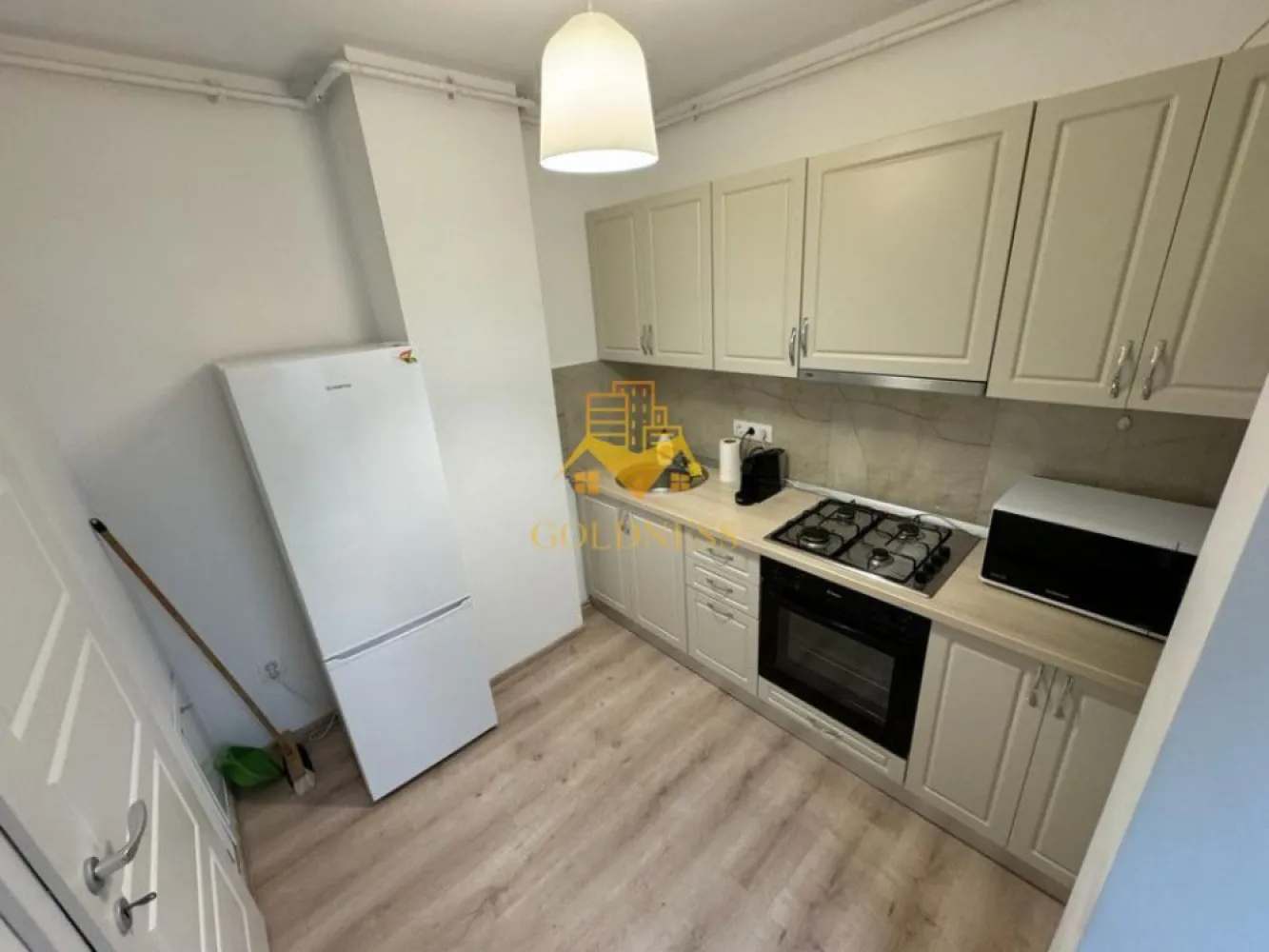 1 camera, modern, parcare, bloc nou, Zorilor zona Golden Tulip, LIDL - GOLDNESS Imobiliare vă propune spre închiriere un apartament cu o camera complet mobilat și utilat, la etajul 1 într-un imobil de 6 etaje, în cartierul Zorilor. Apartamentul este compartimentat astfel:
 - living cu pat matrimonial, dulap pentru haine, birou, loc de luat masa
 - bucatarie complet mobilata, utilata
 - baie cu cada calorifer port prosop inox și dulap pentru depozitare.
 - terasa de 20 mp.
 
Imobilul este dotat cu toate cele necesare- centrală proprie, mașină de spălat haine, frigider, plită electrică, hotă, etc. 
Se află în apropierea stațiilor de transport în comun, magazine, restaurante, spații verzi, farmacii, etc. 
Dispune de parcare subterana !

Dacă sunteți interesați de acest apartament și doriți să îl vizionați, dar și pentru alte oferte sau detalii nu ezitați să ne contactați telefonic sau prin e-mail - goldnessimobiliare@gmail.com. Vă stăm la dispoziție!