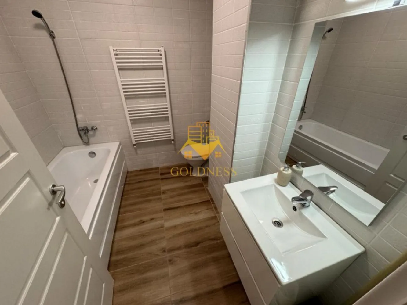 1 camera, modern, parcare, bloc nou, Zorilor zona Golden Tulip, LIDL - GOLDNESS Imobiliare vă propune spre închiriere un apartament cu o camera complet mobilat și utilat, la etajul 1 într-un imobil de 6 etaje, în cartierul Zorilor. Apartamentul este compartimentat astfel:
 - living cu pat matrimonial, dulap pentru haine, birou, loc de luat masa
 - bucatarie complet mobilata, utilata
 - baie cu cada calorifer port prosop inox și dulap pentru depozitare.
 - terasa de 20 mp.
 
Imobilul este dotat cu toate cele necesare- centrală proprie, mașină de spălat haine, frigider, plită electrică, hotă, etc. 
Se află în apropierea stațiilor de transport în comun, magazine, restaurante, spații verzi, farmacii, etc. 
Dispune de parcare subterana !

Dacă sunteți interesați de acest apartament și doriți să îl vizionați, dar și pentru alte oferte sau detalii nu ezitați să ne contactați telefonic sau prin e-mail - goldnessimobiliare@gmail.com. Vă stăm la dispoziție!