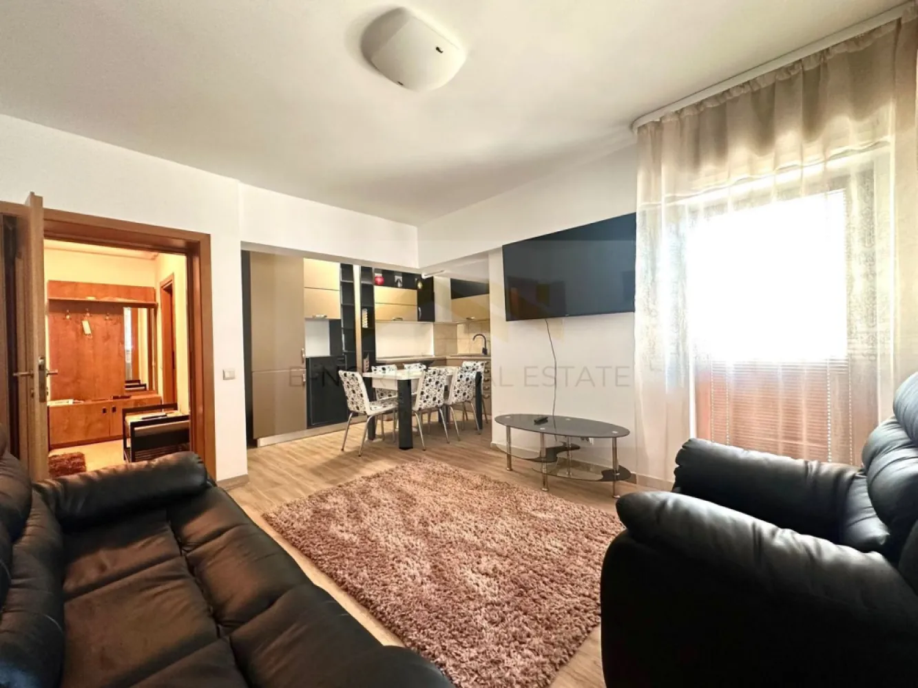 Apartament 2 camere de închiriat | Bulevardul Unirii | rezidential sau birou - B-North Real Estate vă propune spre închiriere un apartament cu 2 camere, situat pe Bulevardul Unirii nr. 35, într-o locație ultracentrală, vis-a-vis de Tribunalul București, Institutul Bancar Român și Biblioteca Națională. Datorită amplasării excelente și compartimentării eficiente, proprietatea este potrivită atât pentru locuit, cât și pentru activități profesionale.

Caracteristici principale:

Apartament cu 2 camere
Compartimentare decomandată
Suprafață utilă: 65 mp
Etaj 1
3 terase
Mobilat modern
Lift nou (2026)

Dotări și beneficii:

Apartament complet mobilat
Spații luminoase și bine compartimentate
Potrivit atât pentru locuință, cât și pentru birou
Parcare disponibilă la scara blocului
Disponibil pentru mutare imediată
Pretabil pentru:

Birou de avocatură
Birou executor judecătoresc
Cabinet de consultanță
Firmă de contabilitate
Broker de credite sau asigurări
Alte activități de birou

Avantaje locație:

Bulevardul Unirii nr. 35
Vis-a-vis de Tribunalul București
În apropierea Institutului Bancar Român și a Bibliotecii Naționale
La câțiva pași de restaurantele și lounge-urile de pe malul Dâmboviței
Acces rapid către Piața Unirii, metrou și mijloace de transport în comun

Preț și condiții:

Chirie: 750 euro/lună

Pentru informații suplimentare și programarea unei vizionări, contactați B-North Real Estate.