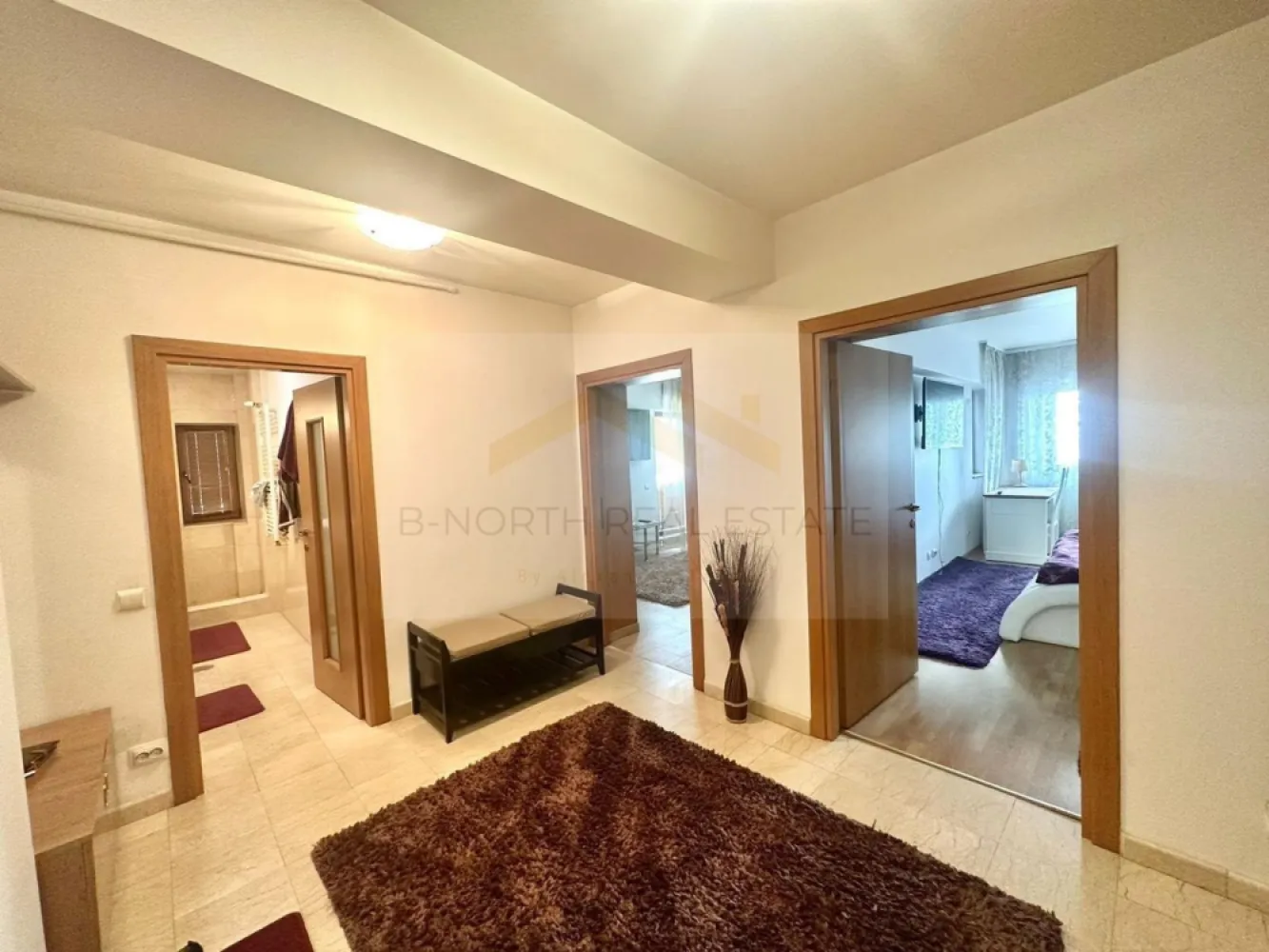 Apartament 2 camere de închiriat | Bulevardul Unirii | rezidential sau birou - B-North Real Estate vă propune spre închiriere un apartament cu 2 camere, situat pe Bulevardul Unirii nr. 35, într-o locație ultracentrală, vis-a-vis de Tribunalul București, Institutul Bancar Român și Biblioteca Națională. Datorită amplasării excelente și compartimentării eficiente, proprietatea este potrivită atât pentru locuit, cât și pentru activități profesionale.

Caracteristici principale:

Apartament cu 2 camere
Compartimentare decomandată
Suprafață utilă: 65 mp
Etaj 1
3 terase
Mobilat modern
Lift nou (2026)

Dotări și beneficii:

Apartament complet mobilat
Spații luminoase și bine compartimentate
Potrivit atât pentru locuință, cât și pentru birou
Parcare disponibilă la scara blocului
Disponibil pentru mutare imediată
Pretabil pentru:

Birou de avocatură
Birou executor judecătoresc
Cabinet de consultanță
Firmă de contabilitate
Broker de credite sau asigurări
Alte activități de birou

Avantaje locație:

Bulevardul Unirii nr. 35
Vis-a-vis de Tribunalul București
În apropierea Institutului Bancar Român și a Bibliotecii Naționale
La câțiva pași de restaurantele și lounge-urile de pe malul Dâmboviței
Acces rapid către Piața Unirii, metrou și mijloace de transport în comun

Preț și condiții:

Chirie: 750 euro/lună

Pentru informații suplimentare și programarea unei vizionări, contactați B-North Real Estate.