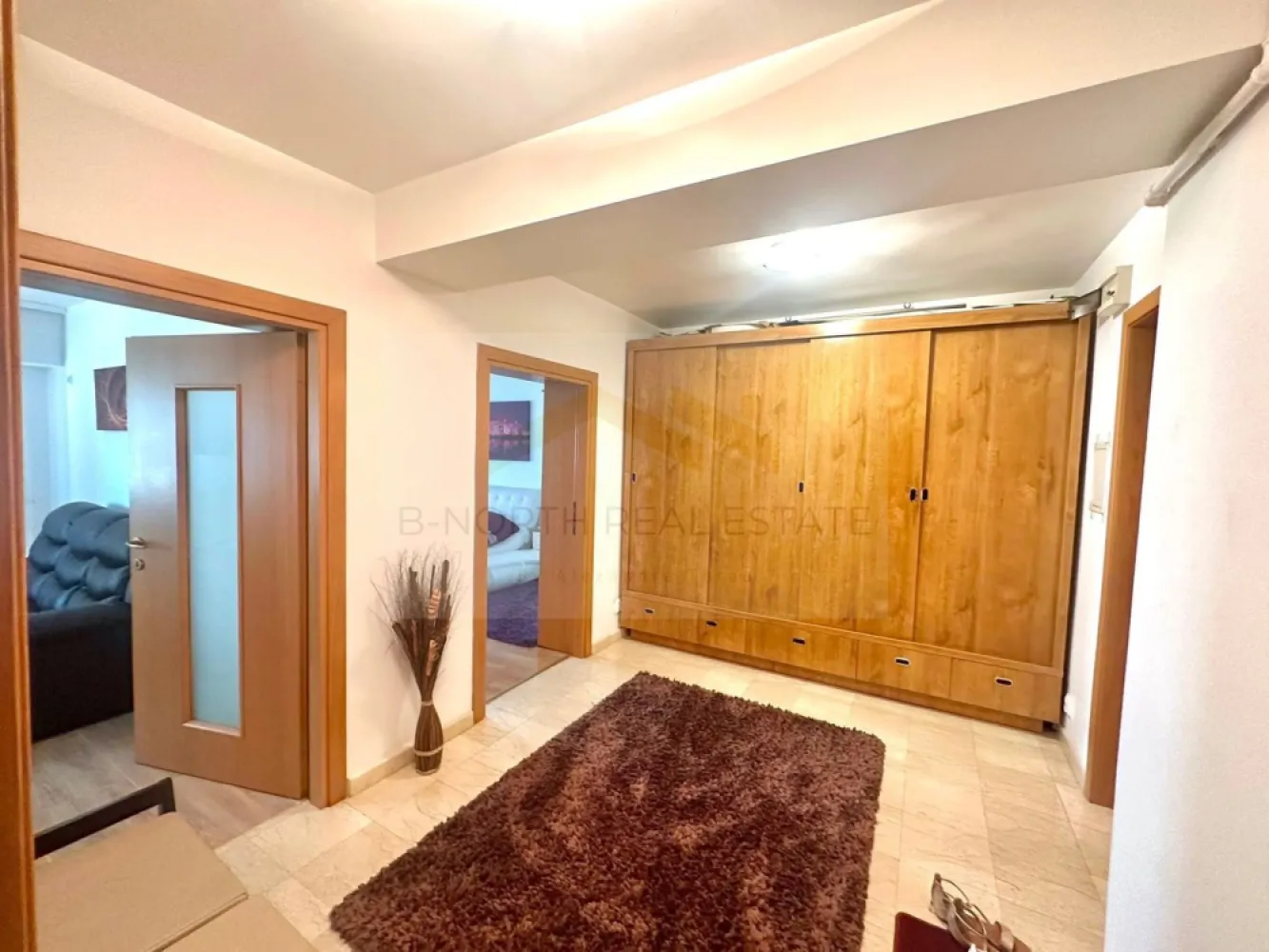 Apartament 2 camere de închiriat | Bulevardul Unirii | rezidential sau birou - B-North Real Estate vă propune spre închiriere un apartament cu 2 camere, situat pe Bulevardul Unirii nr. 35, într-o locație ultracentrală, vis-a-vis de Tribunalul București, Institutul Bancar Român și Biblioteca Națională. Datorită amplasării excelente și compartimentării eficiente, proprietatea este potrivită atât pentru locuit, cât și pentru activități profesionale.

Caracteristici principale:

Apartament cu 2 camere
Compartimentare decomandată
Suprafață utilă: 65 mp
Etaj 1
3 terase
Mobilat modern
Lift nou (2026)

Dotări și beneficii:

Apartament complet mobilat
Spații luminoase și bine compartimentate
Potrivit atât pentru locuință, cât și pentru birou
Parcare disponibilă la scara blocului
Disponibil pentru mutare imediată
Pretabil pentru:

Birou de avocatură
Birou executor judecătoresc
Cabinet de consultanță
Firmă de contabilitate
Broker de credite sau asigurări
Alte activități de birou

Avantaje locație:

Bulevardul Unirii nr. 35
Vis-a-vis de Tribunalul București
În apropierea Institutului Bancar Român și a Bibliotecii Naționale
La câțiva pași de restaurantele și lounge-urile de pe malul Dâmboviței
Acces rapid către Piața Unirii, metrou și mijloace de transport în comun

Preț și condiții:

Chirie: 750 euro/lună

Pentru informații suplimentare și programarea unei vizionări, contactați B-North Real Estate.