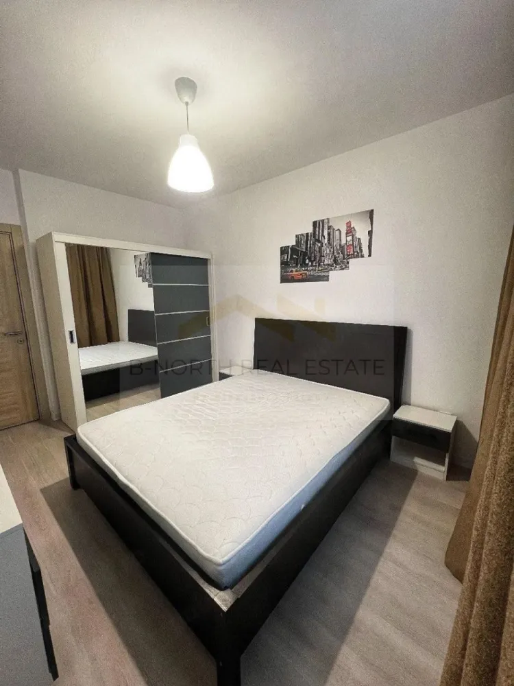 Apartament 2 camere de închiriat | Primera Residence | Strada Biruinței 77 | - B-North Real Estate vă propune spre închiriere un apartament modern cu 2 camere, situat în complexul rezidențial Primera Residence, pe Strada Biruinței nr. 77, în Popești-Leordeni. Apartamentul este amplasat la etajul 3 din 5 si este complet mobilat și utilat, fiind pregătit pentru mutare imediată.

Caracteristici principale:

Apartament cu 2 camere
Compartimentare decomandată
Suprafață utilă: 55 mp
Etaj 3 din 5
Balcon spațios
Bloc nou

Dotări și beneficii:

2 aparate de aer condiționat (living și dormitor)
Bucătărie complet mobilată și utilată
Plită și hotă
Cuptor electric
Mașină de spălat vase
Mașină de spălat rufe cu uscător
Televizor
Mobilier modern
Spații generoase de depozitare
Apartament pregătit pentru mutare imediată

Avantaje locație:

Primera Residence – Strada Biruinței nr. 77
Aproximativ 10–15 minute de mers pe jos până la stația de metrou Berceni
În apropiere de piscine, sală de fitness, magazine, restaurante și cafenele

Acces rapid către București și principalele puncte de interes din Popești-Leordeni
Preț și condiții:

Chirie: 450 euro/lună
Se achită o lună de chirie și o lună de garanție
Nu dispune de loc de parcare

Pentru informații suplimentare și programarea unei vizionări, contactați B-North Real Estate.