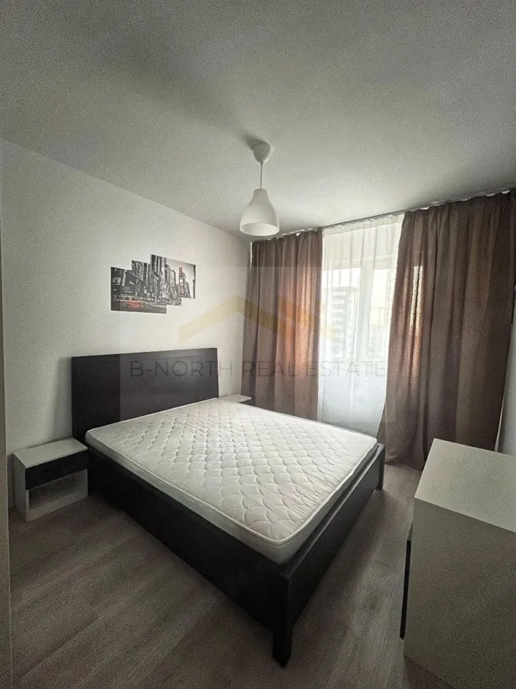 Apartament 2 camere de închiriat | Primera Residence | Strada Biruinței 77 | - B-North Real Estate vă propune spre închiriere un apartament modern cu 2 camere, situat în complexul rezidențial Primera Residence, pe Strada Biruinței nr. 77, în Popești-Leordeni. Apartamentul este amplasat la etajul 3 din 5 si este complet mobilat și utilat, fiind pregătit pentru mutare imediată.

Caracteristici principale:

Apartament cu 2 camere
Compartimentare decomandată
Suprafață utilă: 55 mp
Etaj 3 din 5
Balcon spațios
Bloc nou

Dotări și beneficii:

2 aparate de aer condiționat (living și dormitor)
Bucătărie complet mobilată și utilată
Plită și hotă
Cuptor electric
Mașină de spălat vase
Mașină de spălat rufe cu uscător
Televizor
Mobilier modern
Spații generoase de depozitare
Apartament pregătit pentru mutare imediată

Avantaje locație:

Primera Residence – Strada Biruinței nr. 77
Aproximativ 10–15 minute de mers pe jos până la stația de metrou Berceni
În apropiere de piscine, sală de fitness, magazine, restaurante și cafenele

Acces rapid către București și principalele puncte de interes din Popești-Leordeni
Preț și condiții:

Chirie: 450 euro/lună
Se achită o lună de chirie și o lună de garanție
Nu dispune de loc de parcare

Pentru informații suplimentare și programarea unei vizionări, contactați B-North Real Estate.