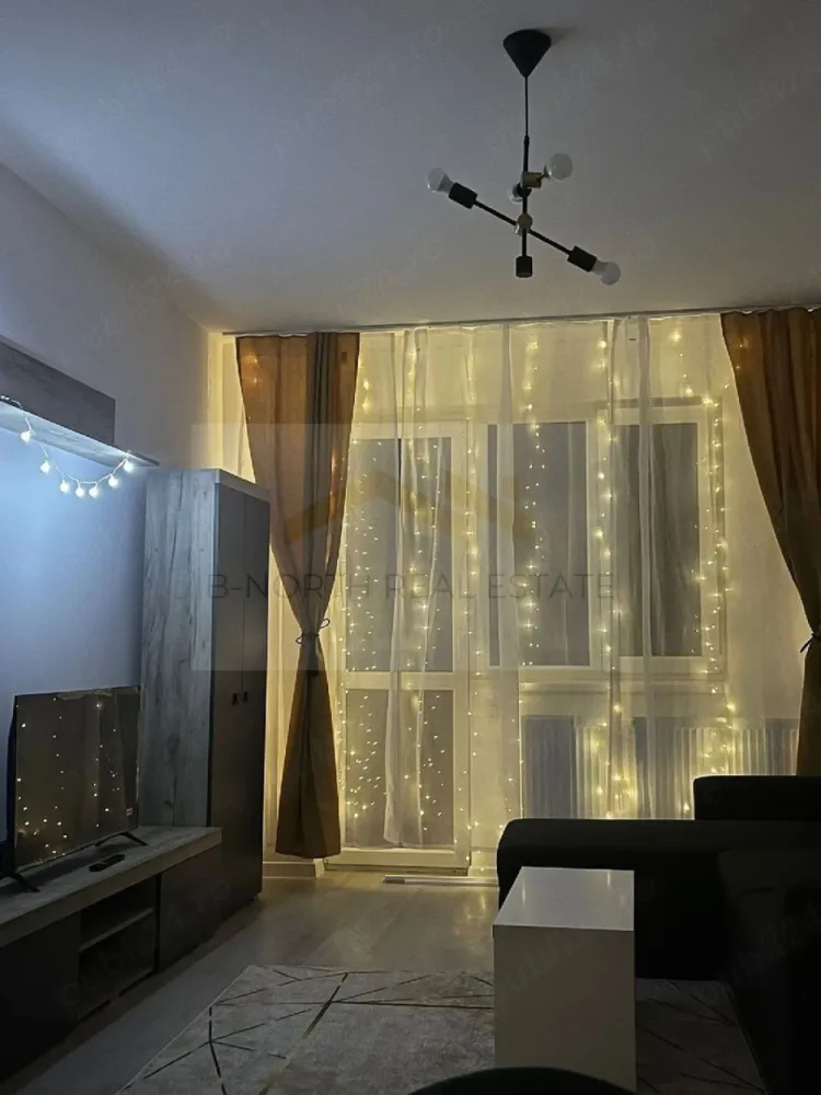 Apartament 2 camere de închiriat | Primera Residence | Strada Biruinței 77 | - B-North Real Estate vă propune spre închiriere un apartament modern cu 2 camere, situat în complexul rezidențial Primera Residence, pe Strada Biruinței nr. 77, în Popești-Leordeni. Apartamentul este amplasat la etajul 3 din 5 si este complet mobilat și utilat, fiind pregătit pentru mutare imediată.

Caracteristici principale:

Apartament cu 2 camere
Compartimentare decomandată
Suprafață utilă: 55 mp
Etaj 3 din 5
Balcon spațios
Bloc nou

Dotări și beneficii:

2 aparate de aer condiționat (living și dormitor)
Bucătărie complet mobilată și utilată
Plită și hotă
Cuptor electric
Mașină de spălat vase
Mașină de spălat rufe cu uscător
Televizor
Mobilier modern
Spații generoase de depozitare
Apartament pregătit pentru mutare imediată

Avantaje locație:

Primera Residence – Strada Biruinței nr. 77
Aproximativ 10–15 minute de mers pe jos până la stația de metrou Berceni
În apropiere de piscine, sală de fitness, magazine, restaurante și cafenele

Acces rapid către București și principalele puncte de interes din Popești-Leordeni
Preț și condiții:

Chirie: 450 euro/lună
Se achită o lună de chirie și o lună de garanție
Nu dispune de loc de parcare

Pentru informații suplimentare și programarea unei vizionări, contactați B-North Real Estate.