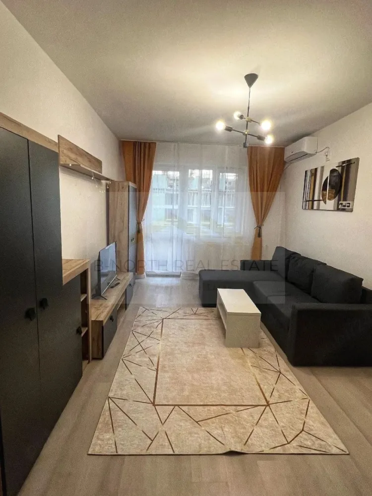Apartament 2 camere de închiriat | Primera Residence | Strada Biruinței 77 | - B-North Real Estate vă propune spre închiriere un apartament modern cu 2 camere, situat în complexul rezidențial Primera Residence, pe Strada Biruinței nr. 77, în Popești-Leordeni. Apartamentul este amplasat la etajul 3 din 5 si este complet mobilat și utilat, fiind pregătit pentru mutare imediată.

Caracteristici principale:

Apartament cu 2 camere
Compartimentare decomandată
Suprafață utilă: 55 mp
Etaj 3 din 5
Balcon spațios
Bloc nou

Dotări și beneficii:

2 aparate de aer condiționat (living și dormitor)
Bucătărie complet mobilată și utilată
Plită și hotă
Cuptor electric
Mașină de spălat vase
Mașină de spălat rufe cu uscător
Televizor
Mobilier modern
Spații generoase de depozitare
Apartament pregătit pentru mutare imediată

Avantaje locație:

Primera Residence – Strada Biruinței nr. 77
Aproximativ 10–15 minute de mers pe jos până la stația de metrou Berceni
În apropiere de piscine, sală de fitness, magazine, restaurante și cafenele

Acces rapid către București și principalele puncte de interes din Popești-Leordeni
Preț și condiții:

Chirie: 450 euro/lună
Se achită o lună de chirie și o lună de garanție
Nu dispune de loc de parcare

Pentru informații suplimentare și programarea unei vizionări, contactați B-North Real Estate.