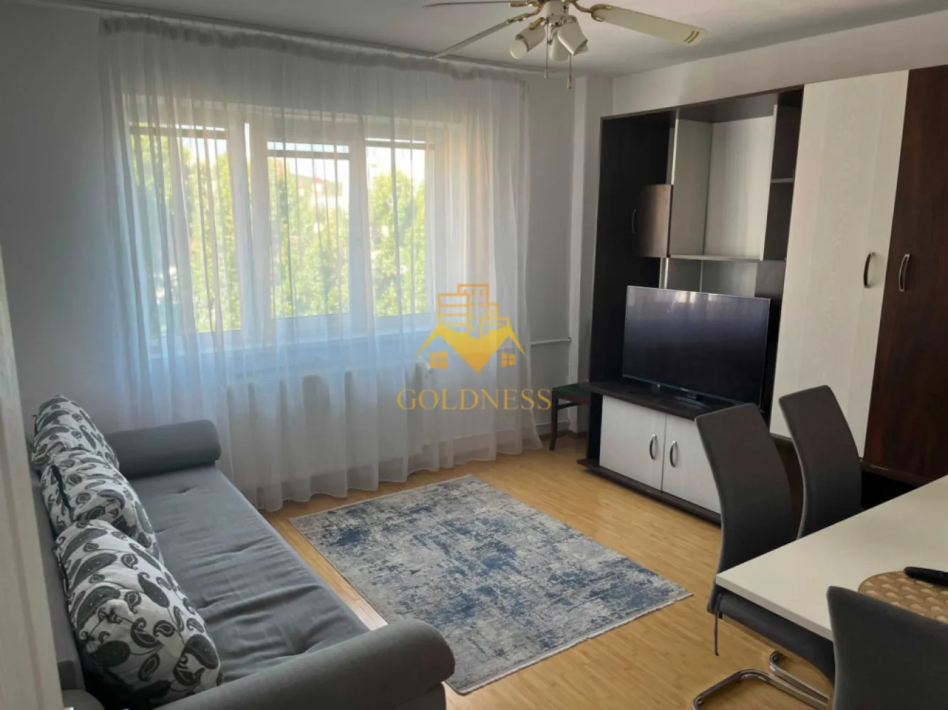 2 camere decomandate, balcon, Manastur, Mehedinti, BIG, Izlazului - GOLDNESS Imobiliare vă propune spre închiriere un apartament cu 2 camere complet mobilat și utilat, la etajul 8 într-un imobil de 10 etaje, în Cartierul Manastur .
Se poate parca prin zona
Se află în apropierea stațiilor de transport în comun, magazine, restaurante, spații verzi, farmacii, etc. 

Apartamentul este compartimentat astfel:
 - dormitor cu pat matrimonial, dulap
 - dormitor cu canapea extensibila, dresing, TV, 
 - bucatarie complet utilată și mobilată, loc de servit masa 
 - baie cu cabina de dus, calorifer port prosop și dulap pentru depozitare.
 - balcon de 2 mp.

Imobilul este dotat cu toate cele necesare- centrală proprie, frigider, aragaz, hotă, mașină de spălat haine, etc. 

Dacă sunteți interesați de acest apartament și doriți să îl vizionați, dar și pentru alte oferte nu ezitați să ne contactați telefonic sau prin e-mail. Vă stăm la dispoziție!
Pentru intermediere se percepe un comision de 50% din prețul chiriei!