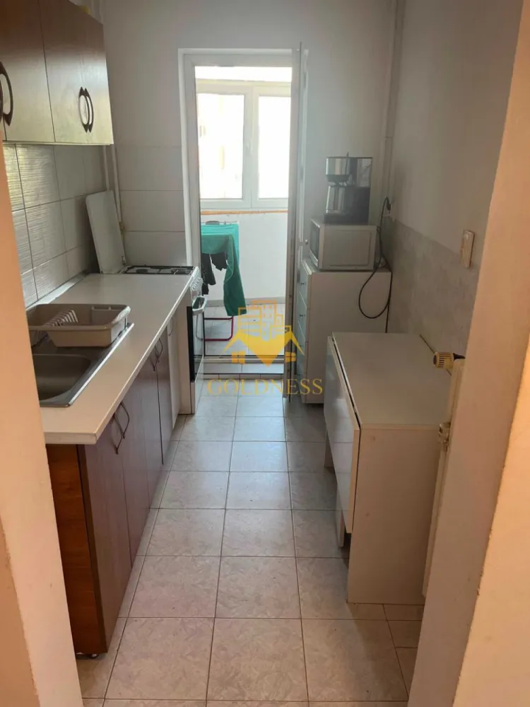 2 camere decomandate, balcon, Manastur, Mehedinti, BIG, Izlazului - GOLDNESS Imobiliare vă propune spre închiriere un apartament cu 2 camere complet mobilat și utilat, la etajul 8 într-un imobil de 10 etaje, în Cartierul Manastur .
Se poate parca prin zona
Se află în apropierea stațiilor de transport în comun, magazine, restaurante, spații verzi, farmacii, etc. 

Apartamentul este compartimentat astfel:
 - dormitor cu pat matrimonial, dulap
 - dormitor cu canapea extensibila, dresing, TV, 
 - bucatarie complet utilată și mobilată, loc de servit masa 
 - baie cu cabina de dus, calorifer port prosop și dulap pentru depozitare.
 - balcon de 2 mp.

Imobilul este dotat cu toate cele necesare- centrală proprie, frigider, aragaz, hotă, mașină de spălat haine, etc. 

Dacă sunteți interesați de acest apartament și doriți să îl vizionați, dar și pentru alte oferte nu ezitați să ne contactați telefonic sau prin e-mail. Vă stăm la dispoziție!
Pentru intermediere se percepe un comision de 50% din prețul chiriei!