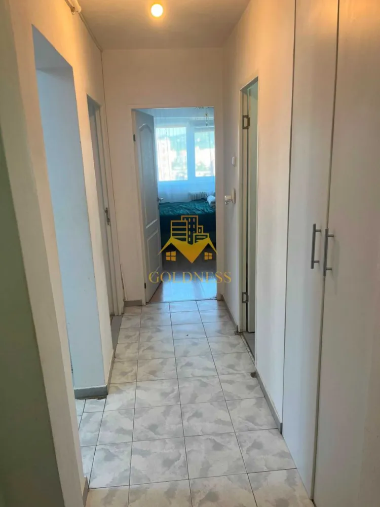 2 camere decomandate, balcon, Manastur, Mehedinti, BIG, Izlazului - GOLDNESS Imobiliare vă propune spre închiriere un apartament cu 2 camere complet mobilat și utilat, la etajul 8 într-un imobil de 10 etaje, în Cartierul Manastur .
Se poate parca prin zona
Se află în apropierea stațiilor de transport în comun, magazine, restaurante, spații verzi, farmacii, etc. 

Apartamentul este compartimentat astfel:
 - dormitor cu pat matrimonial, dulap
 - dormitor cu canapea extensibila, dresing, TV, 
 - bucatarie complet utilată și mobilată, loc de servit masa 
 - baie cu cabina de dus, calorifer port prosop și dulap pentru depozitare.
 - balcon de 2 mp.

Imobilul este dotat cu toate cele necesare- centrală proprie, frigider, aragaz, hotă, mașină de spălat haine, etc. 

Dacă sunteți interesați de acest apartament și doriți să îl vizionați, dar și pentru alte oferte nu ezitați să ne contactați telefonic sau prin e-mail. Vă stăm la dispoziție!
Pentru intermediere se percepe un comision de 50% din prețul chiriei!