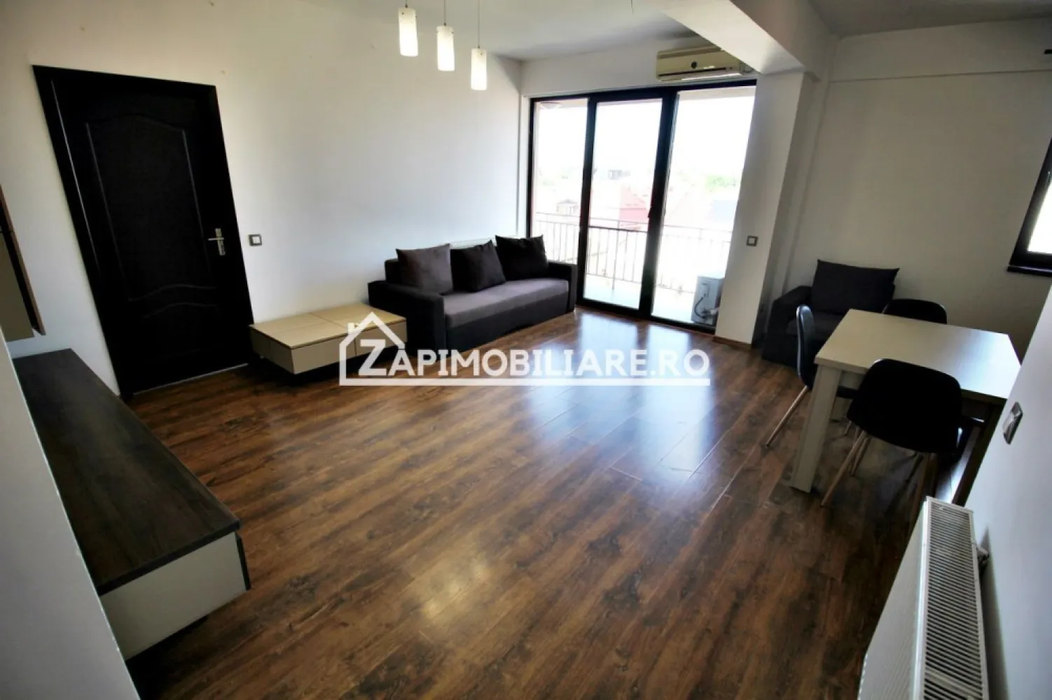 Apartament 2 camere,51 mp, zona Centrală, Targu Mures - De închiriat apartament in bloc NOU, 2 camere decomandat confort 1, situat în zona Centrală, strada Cuza Vodă, suprafață utilă de 51 mp + balcon, situat la etajul 2 din 3 oferit de Zap Imobiliare.
Detalii: 
- 1 living, 1 dormitor, 1 bucătărie, 1 baie, 1 balcon, 1 hol
- centrală termică, calorifere, geamuri termopan, ușă metalică.
- masina de spalat rufe, frigider.aragaz
Contact 0774048706 Bogdan
Proprietatea se află într-o zonă cu un confort deosebit, datorită amplasării în imediata apropiere a tot ceea ce înseamnă viață modernă, și anume: mijloace de transport în comun, magazine, unități de învățământ de toate gradele, piață, parc, bănci, farmacii, s.a.
Locuința se închiriază mobilată și utilată la prețul de 450 Euro negociabil. 
Comisionul perceput este de 50% din valoarea primei chirii si se plateste o singura data in momentul semnarii contractului de inchiriere.
Contact 0774048706 Bogdan
Acest anunț nu corespunde cerințelor tale? Sună la numărul afișat în anunț și unul dintre agenții noștri te va ajuta cu alte oferte personalizate în funcție de cerințele tale.