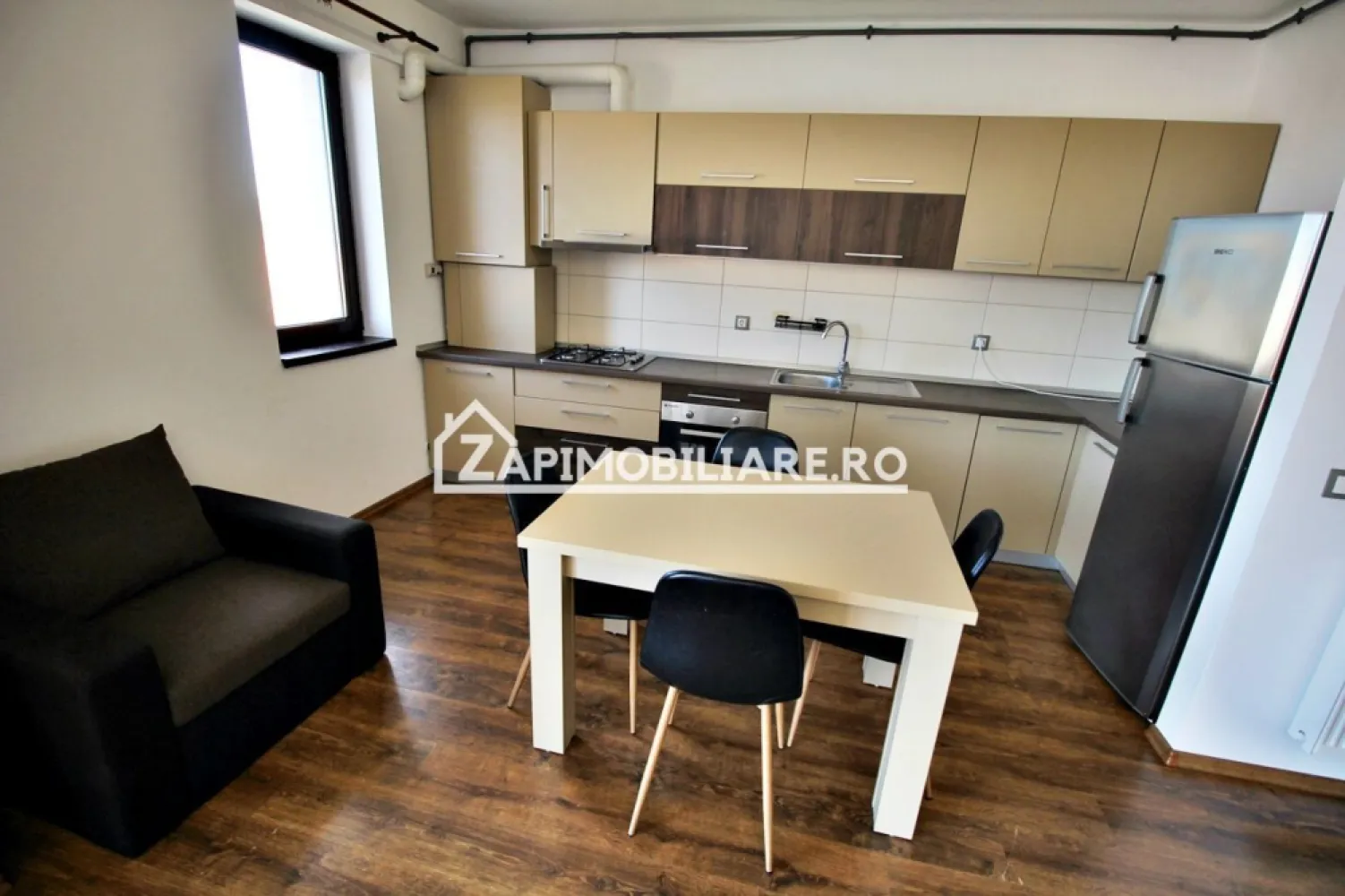Apartament 2 camere,51 mp, zona Centrală, Targu Mures - De închiriat apartament in bloc NOU, 2 camere decomandat confort 1, situat în zona Centrală, strada Cuza Vodă, suprafață utilă de 51 mp + balcon, situat la etajul 2 din 3 oferit de Zap Imobiliare.
Detalii: 
- 1 living, 1 dormitor, 1 bucătărie, 1 baie, 1 balcon, 1 hol
- centrală termică, calorifere, geamuri termopan, ușă metalică.
- masina de spalat rufe, frigider.aragaz
Contact 0774048706 Bogdan
Proprietatea se află într-o zonă cu un confort deosebit, datorită amplasării în imediata apropiere a tot ceea ce înseamnă viață modernă, și anume: mijloace de transport în comun, magazine, unități de învățământ de toate gradele, piață, parc, bănci, farmacii, s.a.
Locuința se închiriază mobilată și utilată la prețul de 450 Euro negociabil. 
Comisionul perceput este de 50% din valoarea primei chirii si se plateste o singura data in momentul semnarii contractului de inchiriere.
Contact 0774048706 Bogdan
Acest anunț nu corespunde cerințelor tale? Sună la numărul afișat în anunț și unul dintre agenții noștri te va ajuta cu alte oferte personalizate în funcție de cerințele tale.