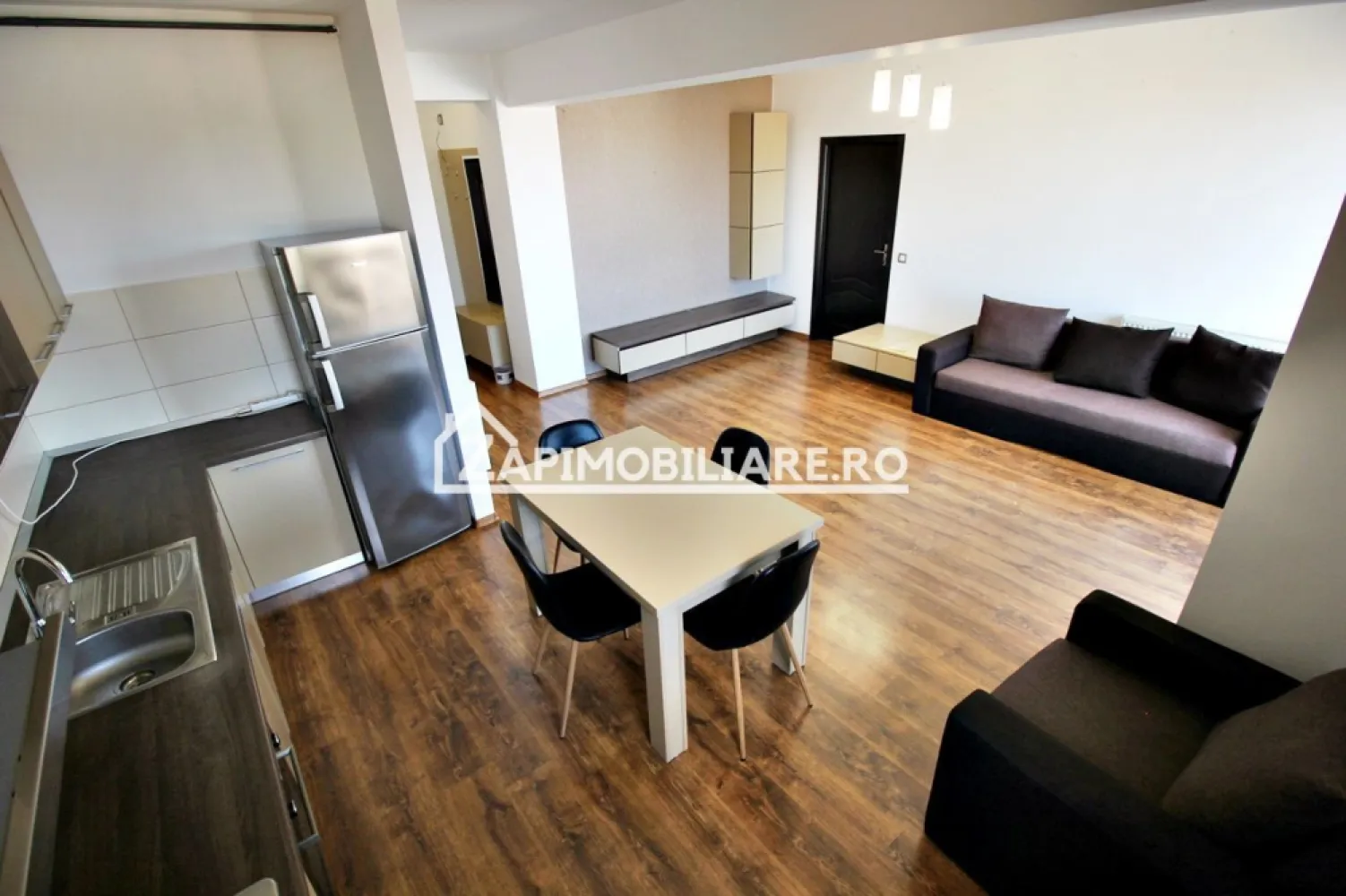 Apartament 2 camere,51 mp, zona Centrală, Targu Mures - De închiriat apartament in bloc NOU, 2 camere decomandat confort 1, situat în zona Centrală, strada Cuza Vodă, suprafață utilă de 51 mp + balcon, situat la etajul 2 din 3 oferit de Zap Imobiliare.
Detalii: 
- 1 living, 1 dormitor, 1 bucătărie, 1 baie, 1 balcon, 1 hol
- centrală termică, calorifere, geamuri termopan, ușă metalică.
- masina de spalat rufe, frigider.aragaz
Contact 0774048706 Bogdan
Proprietatea se află într-o zonă cu un confort deosebit, datorită amplasării în imediata apropiere a tot ceea ce înseamnă viață modernă, și anume: mijloace de transport în comun, magazine, unități de învățământ de toate gradele, piață, parc, bănci, farmacii, s.a.
Locuința se închiriază mobilată și utilată la prețul de 450 Euro negociabil. 
Comisionul perceput este de 50% din valoarea primei chirii si se plateste o singura data in momentul semnarii contractului de inchiriere.
Contact 0774048706 Bogdan
Acest anunț nu corespunde cerințelor tale? Sună la numărul afișat în anunț și unul dintre agenții noștri te va ajuta cu alte oferte personalizate în funcție de cerințele tale.