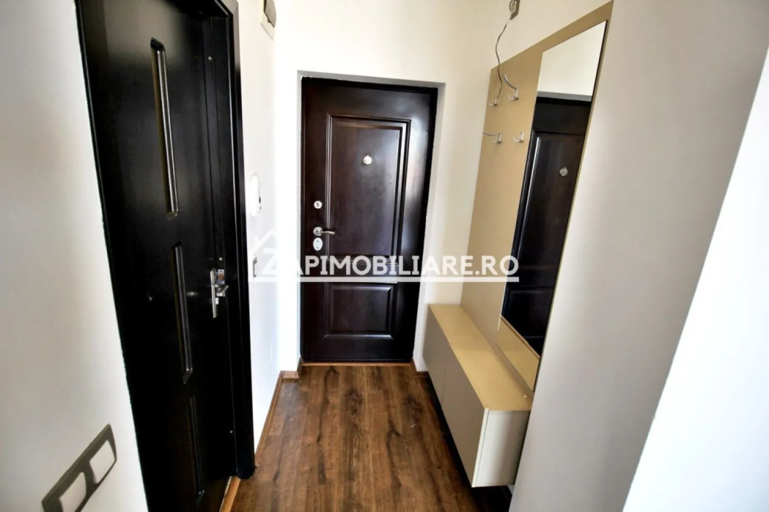 Apartament 2 camere,51 mp, zona Centrală, Targu Mures - De închiriat apartament in bloc NOU, 2 camere decomandat confort 1, situat în zona Centrală, strada Cuza Vodă, suprafață utilă de 51 mp + balcon, situat la etajul 2 din 3 oferit de Zap Imobiliare.
Detalii: 
- 1 living, 1 dormitor, 1 bucătărie, 1 baie, 1 balcon, 1 hol
- centrală termică, calorifere, geamuri termopan, ușă metalică.
- masina de spalat rufe, frigider.aragaz
Contact 0774048706 Bogdan
Proprietatea se află într-o zonă cu un confort deosebit, datorită amplasării în imediata apropiere a tot ceea ce înseamnă viață modernă, și anume: mijloace de transport în comun, magazine, unități de învățământ de toate gradele, piață, parc, bănci, farmacii, s.a.
Locuința se închiriază mobilată și utilată la prețul de 450 Euro negociabil. 
Comisionul perceput este de 50% din valoarea primei chirii si se plateste o singura data in momentul semnarii contractului de inchiriere.
Contact 0774048706 Bogdan
Acest anunț nu corespunde cerințelor tale? Sună la numărul afișat în anunț și unul dintre agenții noștri te va ajuta cu alte oferte personalizate în funcție de cerințele tale.