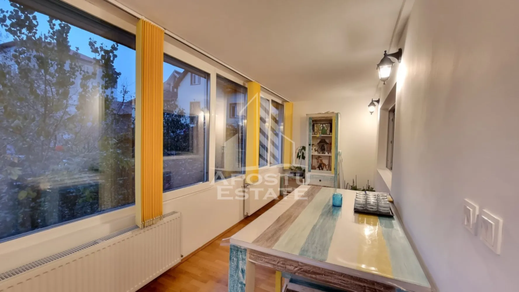 Apartament cu 3 camere de vanzare, decomandat , Zona Mircea cel Bătrân - Agenţia imobiliara Apostu Estate va propune spre vânzare un apartament cu 3 camere ,decomandat si renovat ,situat în zona Mircea cel Bătrân ,una dintre cele mai căutate zone din Timisoara . Ideal atât pentru locuinţa proprie , cat si pentru investiție

Imobilul este situat la parterul unui imobil cu 4 etaje ( P/4) având o suprafață utilă de 76 mp .

Compartimentare :
-Hol de acces 
-Bucătărie mobilata si utilata cu balcon mare inchis si acces in boxa 
-Living spațios si luminos - transformat in dormitor 
-Dormitor matrimonial cu pat si dulap 
-Dormitor secundar cu pat si dulap 
-Baie cu cadă si geam 
-Baie de serviciu 

Apartamentul se vinde complet mobilat , conform pozelor
Acces boxa din balcon cu suprafața de 11,80 mp cu 2 m înălțime 

Apartamentul dispune de centrală termică proprie, oferind un control complet asupra costurilor de întreținere și a confortului termic

Beneficii suplimentare :
- Compartimentare funcțională și modernă 
- Zona perfectă pentru locuit sau investiţie
- Parchet lemn masiv 
-Termopan sticla tripla 
-Instalație termica cupru 
-Instalație electrica noua 

Vecinătății :
-Carrefour market 
-Mijloace de transport in comun
-Lidl 
-Iulius Mall

Pentru mai multe detalii si programarea unei vizionari , va stam cu drag la dispoziţie .

Agenţia imobiliara Apostu Estate vă oferă consultanta bancara gratuita prin intermediul colaboratorilor noştri pentru alegerea celui mai potrivit tip de credit , astfel încât tu să devii noul proprietar al acestui apartament
ID INTERN: CP3231121
