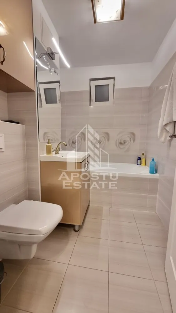 Apartament cu 3 camere de vanzare, decomandat , Zona Mircea cel Bătrân