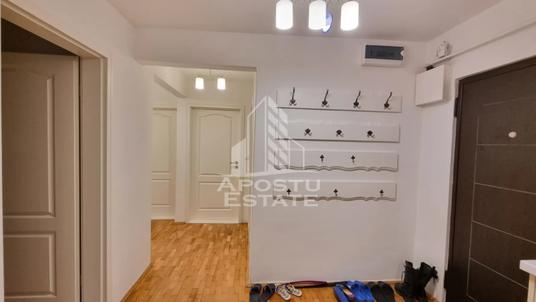 Apartament cu 3 camere de vanzare, decomandat , Zona Mircea cel Bătrân