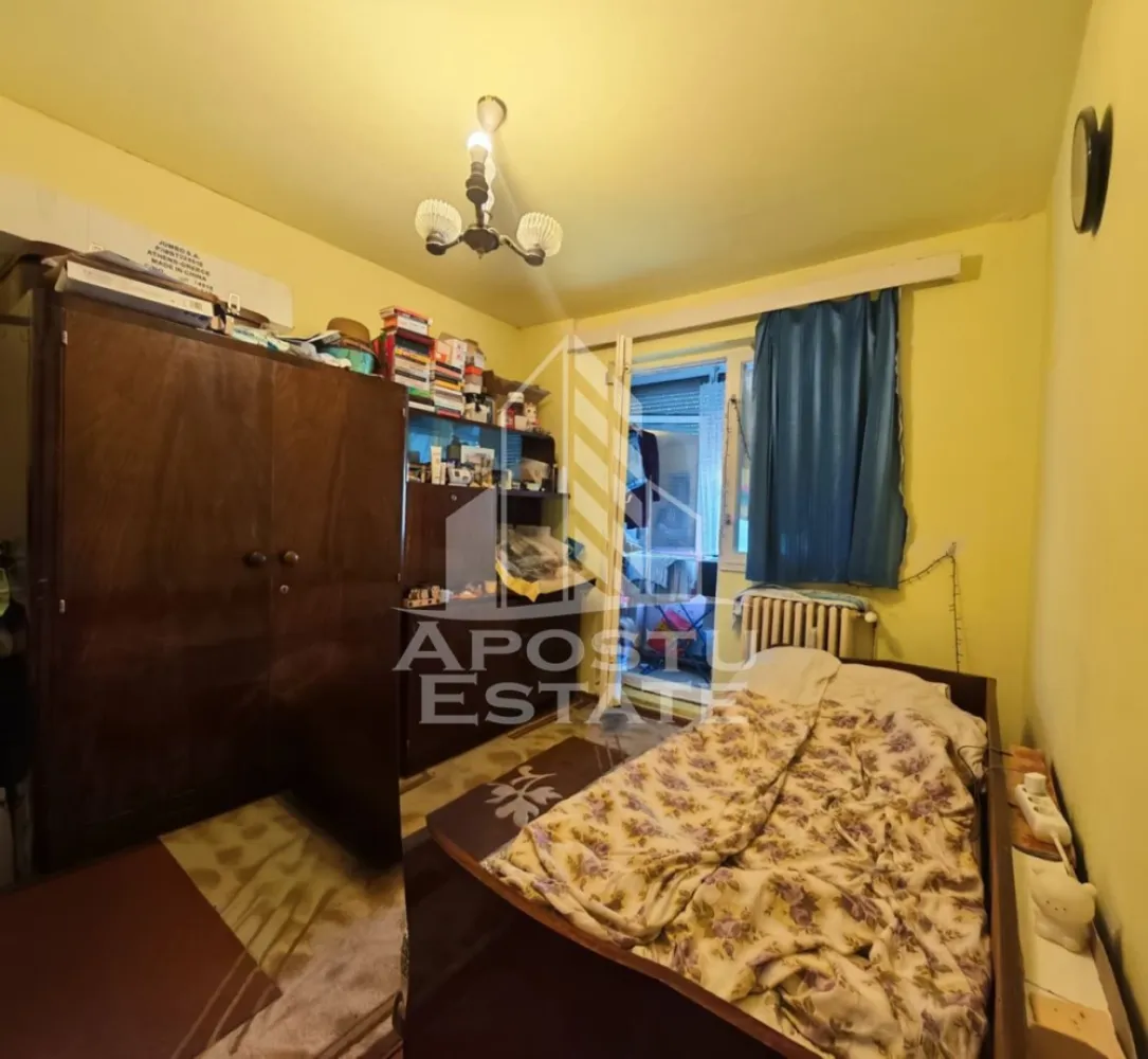 Apartament cu 4 camere de vanzare , Zona Dacia ,Timisoara - Agenţia imobiliara Apostu Estate va propune spre vânzare un apartament cu 4 camere ,situat în zona Dacia ,una dintre cele mai căutate zone din Timisoara . Ideal atât pentru locuinţa proprie , cat si pentru investiție

Imobilul este situat la etajul 3 din 4 ,având o suprafață utilă de 58,32 mp și o boxa de 4,33 mp 

Compartimentare :
-Hol de acces 
-Bucătărie 
-Living mobilat 
-Dormitor matrimonial cu balcon închis 
-Dormitor mobilat 
-Camera transformata in debara 
-Baie cu cadă si geam 
-Balcon închis 

Apartamentul se vinde complet mobilat , conform pozelor

Apartamentul dispune de centrală termică proprie, oferind un control complet asupra costurilor de întreținere și a confortului termic

Beneficii suplimentare :
- Compartimentare funcțională 
- Zona perfectă pentru locuit sau investiţie
- Rulouri 
-Izolație termică exterioara

Vecinătății :
-Școala generala nr 18 , școala generala nr 24 , școala generala nr 26
-Auchan 
-Iulius Mall

Pentru mai multe detalii si programarea unei vizionari , va stam cu drag la dispoziţie .

Agenţia imobiliara Apostu Estate vă oferă consultanta bancara gratuita prin intermediul colaboratorilor noştri pentru alegerea celui mai potrivit tip de credit , astfel încât tu să devii noul proprietar al acestui apartament
ID INTERN: CP3229531