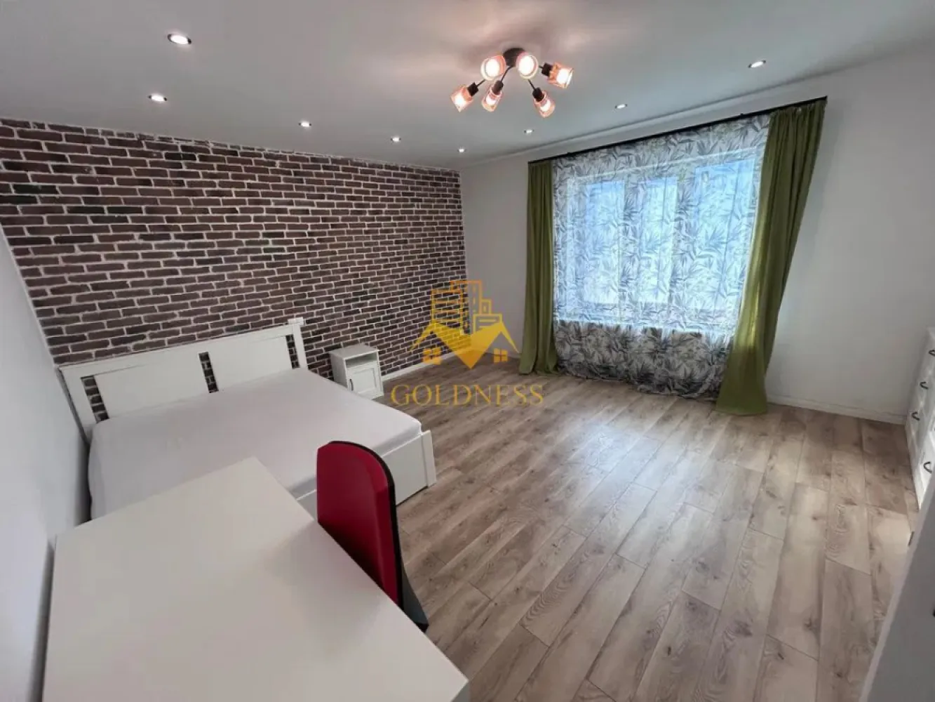 1 camera, Modern, Motilor, UMF, USAMV, Semicentral, Casa de cultura - GOLDNESS Imobiliare vă propune spre închiriere un apartament cu o camera complet mobilat și utilat, la parter, situat în zonă Centrală .
Posibilitate de parcare in zona!
Se află în apropierea stațiilor de transport în comun, magazine, restaurante, spații verzi, farmacii, etc. 

Apartamentul este compartimentat astfel:
 - dormitor cu pat matrimonial, dressing, noptiere
 - bucatarie complet utilată și mobilată, loc de servit masa 
 - baie cu cabina de dus, calorifer port prosop și dulap pentru depozitare.

 Imobilul este dotat cu toate cele necesare- centrală proprie, frigider,plita, hotă, mașină de spălat haine, etc. 
Dacă sunteți interesați de acest apartament și doriți să îl vizionați, dar și pentru alte oferte nu ezitați să ne contactați telefonic sau prin e-mail. Vă stăm la dispoziție!
Pentru intermediere se percepe un comision de 50% din prețul chiriei!