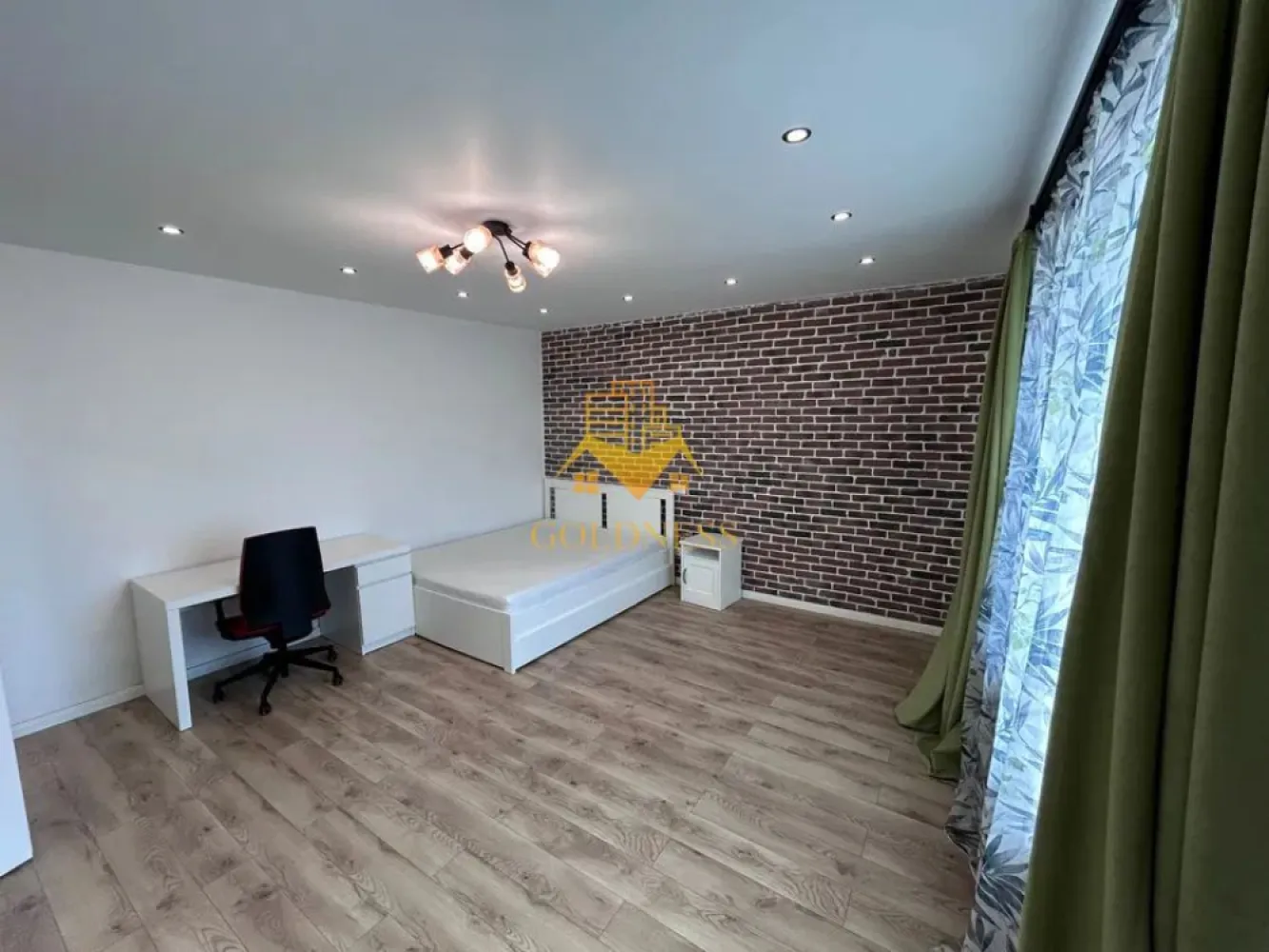 1 camera, Modern, Motilor, UMF, USAMV, Semicentral, Casa de cultura - GOLDNESS Imobiliare vă propune spre închiriere un apartament cu o camera complet mobilat și utilat, la parter, situat în zonă Centrală .
Posibilitate de parcare in zona!
Se află în apropierea stațiilor de transport în comun, magazine, restaurante, spații verzi, farmacii, etc. 

Apartamentul este compartimentat astfel:
 - dormitor cu pat matrimonial, dressing, noptiere
 - bucatarie complet utilată și mobilată, loc de servit masa 
 - baie cu cabina de dus, calorifer port prosop și dulap pentru depozitare.

 Imobilul este dotat cu toate cele necesare- centrală proprie, frigider,plita, hotă, mașină de spălat haine, etc. 
Dacă sunteți interesați de acest apartament și doriți să îl vizionați, dar și pentru alte oferte nu ezitați să ne contactați telefonic sau prin e-mail. Vă stăm la dispoziție!
Pentru intermediere se percepe un comision de 50% din prețul chiriei!