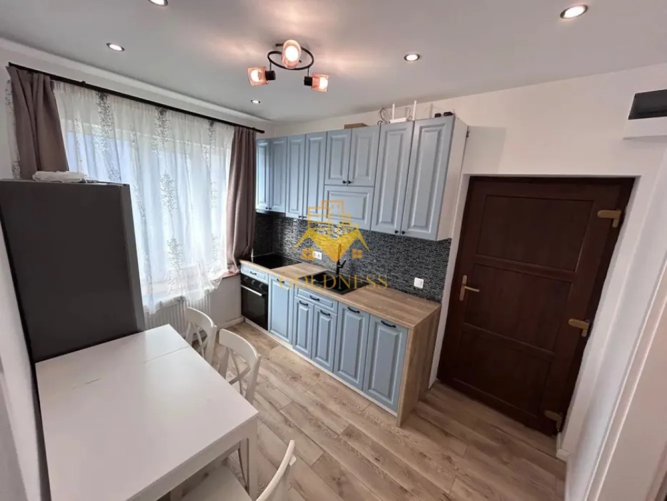 1 camera, Modern, Motilor, UMF, USAMV, Semicentral, Casa de cultura - GOLDNESS Imobiliare vă propune spre închiriere un apartament cu o camera complet mobilat și utilat, la parter, situat în zonă Centrală .
Posibilitate de parcare in zona!
Se află în apropierea stațiilor de transport în comun, magazine, restaurante, spații verzi, farmacii, etc. 

Apartamentul este compartimentat astfel:
 - dormitor cu pat matrimonial, dressing, noptiere
 - bucatarie complet utilată și mobilată, loc de servit masa 
 - baie cu cabina de dus, calorifer port prosop și dulap pentru depozitare.

 Imobilul este dotat cu toate cele necesare- centrală proprie, frigider,plita, hotă, mașină de spălat haine, etc. 
Dacă sunteți interesați de acest apartament și doriți să îl vizionați, dar și pentru alte oferte nu ezitați să ne contactați telefonic sau prin e-mail. Vă stăm la dispoziție!
Pentru intermediere se percepe un comision de 50% din prețul chiriei!