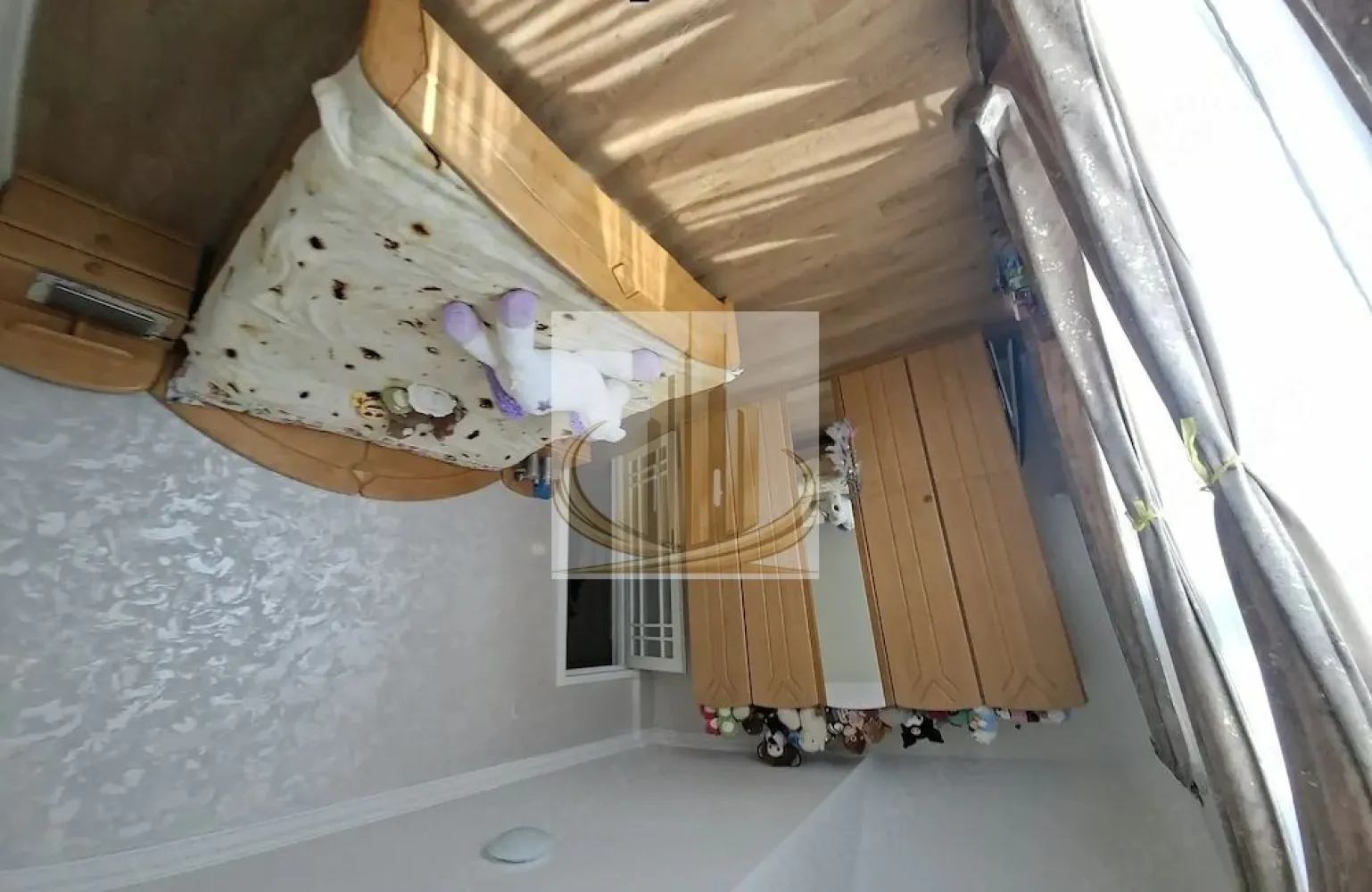 Casă Individuală | 200 mp utili | Garaj | Curte Mare | Dumbrăvița - Grand Mobilis Imobiliare vă propune spre închiriere o vilă individuală, spațioasă și primitoare, situată în Dumbrăvița, într-o zonă liniștită, dar foarte bine conectată cu orașul.

Această proprietate este alegerea ideală pentru o familie care își dorește spațiu generos, confort și intimitate, într-un cadru liniștit, dar aproape de toate facilitățile urbane.

📐 Detalii proprietate:
Suprafață utilă: 200 mp
Regim de înălțime: Parter + Etaj
Casă individuală
Garaj cu acces direct în casă
Curte generoasă + terasă
🏡 Compartimentare:

Parter:

Living spațios cu zonă de dining – perfect pentru momentele petrecute în familie
Bucătărie separată
Baie de serviciu
Cameră tehnică
Garaj (acces direct în locuință)

Etaj:

3 dormitoare luminoase
Dormitor matrimonial cu baie proprie
Baie principală cu cadă
2 balcoane
🏢 Dotări și beneficii:
Locuință complet mobilată și utilată
Electrocasnice incluse
Spații generoase, ideale pentru viața de familie
Confort ridicat pentru locuire pe termen lung
Pet friendly – perfect pentru familiile cu animale de companie 🐾
📍 Locație:
Zonă liniștită și sigură, ideală pentru familii
În apropiere: magazine, școli, grădinițe, parcuri
Restaurante și cafenele în zonă
Acces facil către principalele artere ale orașului și alte puncte de interes
💼 Recomandare:

✔️ Ideală pentru o familie, datorită spațiului, compartimentării și curții generoase
✔️ Potrivită pentru cei care caută confort, liniște și acces rapid către oraș

📞 Pentru mai multe informații și programarea unei vizionări, echipa Grand Mobilis Imobiliare vă stă la dispoziție!
ID Intern: CP3052467