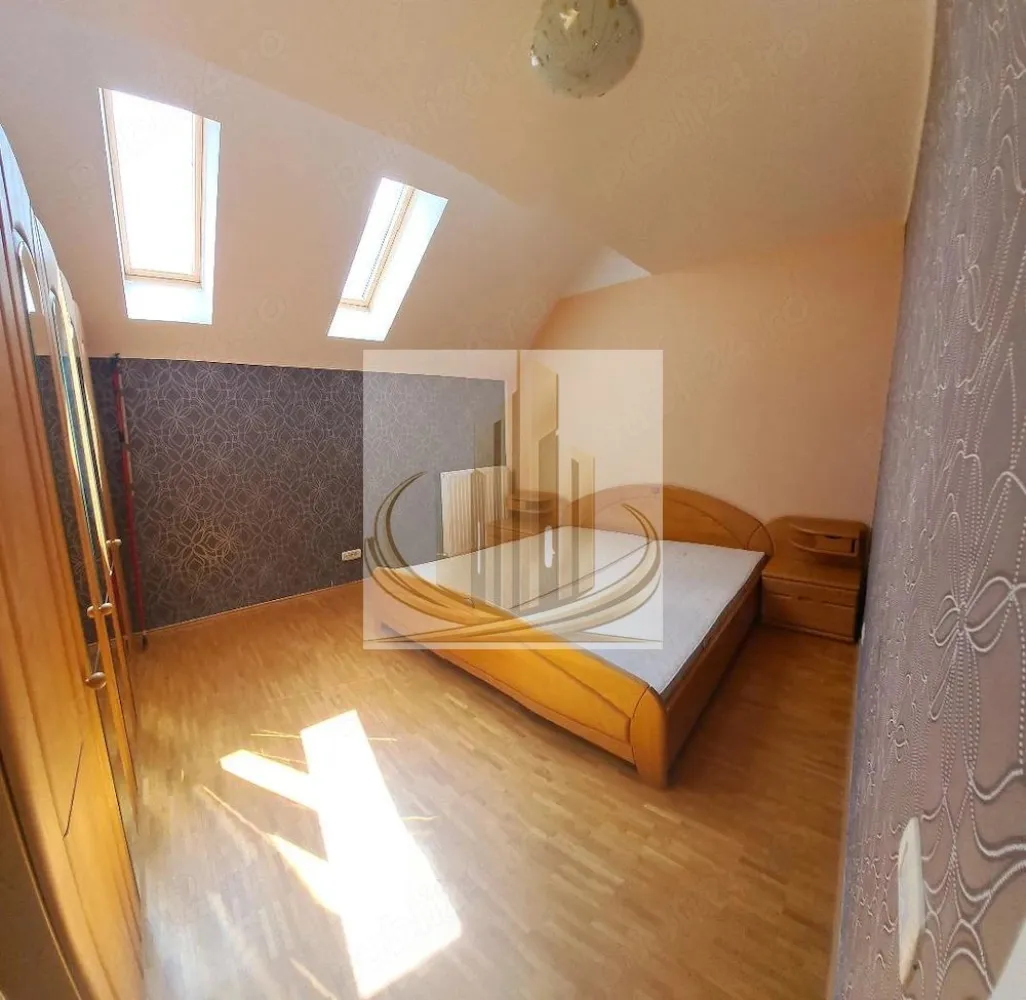 Casă Individuală | 200 mp utili | Garaj | Curte Mare | Dumbrăvița - Grand Mobilis Imobiliare vă propune spre închiriere o vilă individuală, spațioasă și primitoare, situată în Dumbrăvița, într-o zonă liniștită, dar foarte bine conectată cu orașul.

Această proprietate este alegerea ideală pentru o familie care își dorește spațiu generos, confort și intimitate, într-un cadru liniștit, dar aproape de toate facilitățile urbane.

📐 Detalii proprietate:
Suprafață utilă: 200 mp
Regim de înălțime: Parter + Etaj
Casă individuală
Garaj cu acces direct în casă
Curte generoasă + terasă
🏡 Compartimentare:

Parter:

Living spațios cu zonă de dining – perfect pentru momentele petrecute în familie
Bucătărie separată
Baie de serviciu
Cameră tehnică
Garaj (acces direct în locuință)

Etaj:

3 dormitoare luminoase
Dormitor matrimonial cu baie proprie
Baie principală cu cadă
2 balcoane
🏢 Dotări și beneficii:
Locuință complet mobilată și utilată
Electrocasnice incluse
Spații generoase, ideale pentru viața de familie
Confort ridicat pentru locuire pe termen lung
Pet friendly – perfect pentru familiile cu animale de companie 🐾
📍 Locație:
Zonă liniștită și sigură, ideală pentru familii
În apropiere: magazine, școli, grădinițe, parcuri
Restaurante și cafenele în zonă
Acces facil către principalele artere ale orașului și alte puncte de interes
💼 Recomandare:

✔️ Ideală pentru o familie, datorită spațiului, compartimentării și curții generoase
✔️ Potrivită pentru cei care caută confort, liniște și acces rapid către oraș

📞 Pentru mai multe informații și programarea unei vizionări, echipa Grand Mobilis Imobiliare vă stă la dispoziție!
ID Intern: CP3052467