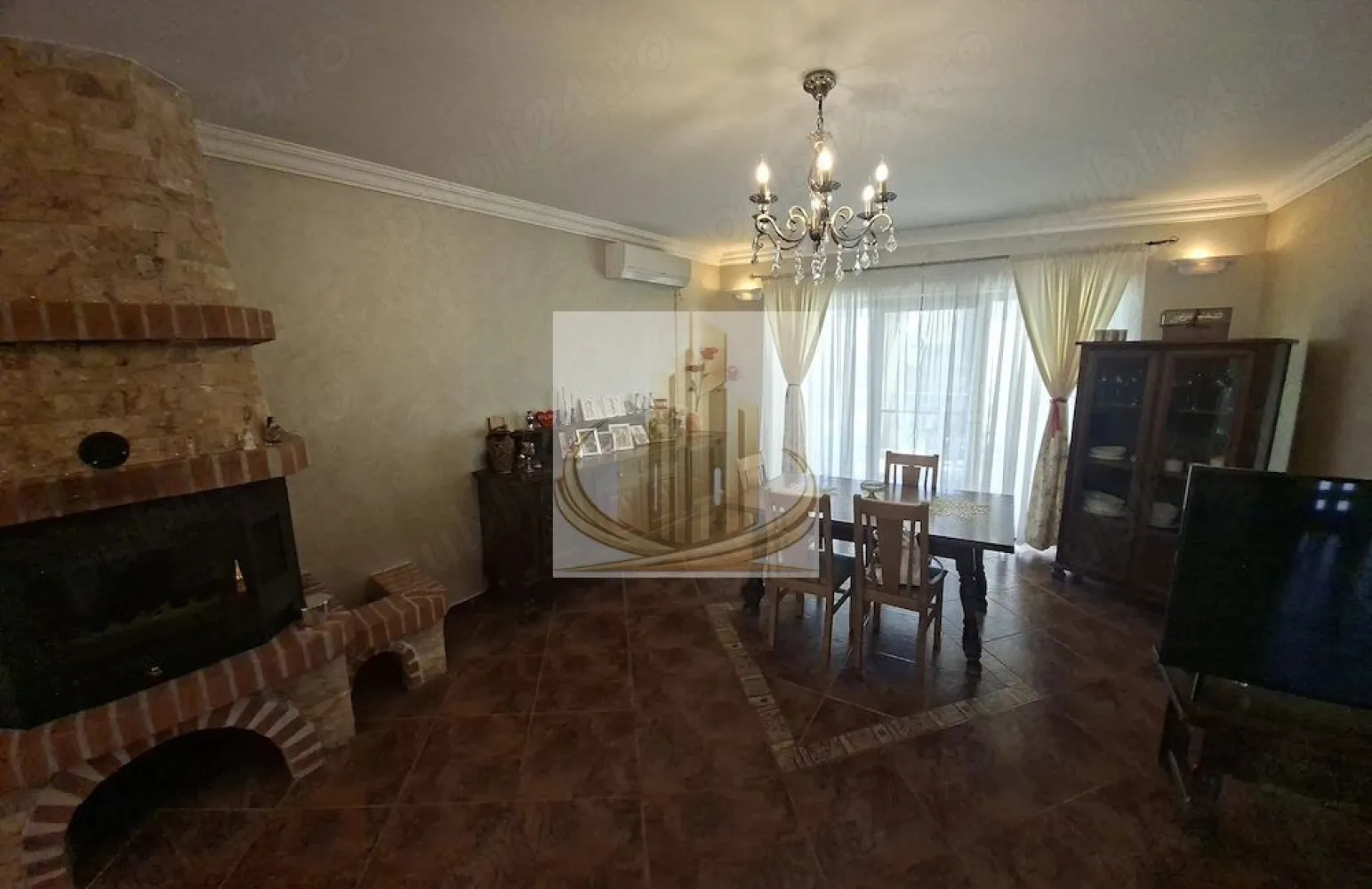 Casă Individuală | 200 mp utili | Garaj | Curte Mare | Dumbrăvița - Grand Mobilis Imobiliare vă propune spre închiriere o vilă individuală, spațioasă și primitoare, situată în Dumbrăvița, într-o zonă liniștită, dar foarte bine conectată cu orașul.

Această proprietate este alegerea ideală pentru o familie care își dorește spațiu generos, confort și intimitate, într-un cadru liniștit, dar aproape de toate facilitățile urbane.

📐 Detalii proprietate:
Suprafață utilă: 200 mp
Regim de înălțime: Parter + Etaj
Casă individuală
Garaj cu acces direct în casă
Curte generoasă + terasă
🏡 Compartimentare:

Parter:

Living spațios cu zonă de dining – perfect pentru momentele petrecute în familie
Bucătărie separată
Baie de serviciu
Cameră tehnică
Garaj (acces direct în locuință)

Etaj:

3 dormitoare luminoase
Dormitor matrimonial cu baie proprie
Baie principală cu cadă
2 balcoane
🏢 Dotări și beneficii:
Locuință complet mobilată și utilată
Electrocasnice incluse
Spații generoase, ideale pentru viața de familie
Confort ridicat pentru locuire pe termen lung
Pet friendly – perfect pentru familiile cu animale de companie 🐾
📍 Locație:
Zonă liniștită și sigură, ideală pentru familii
În apropiere: magazine, școli, grădinițe, parcuri
Restaurante și cafenele în zonă
Acces facil către principalele artere ale orașului și alte puncte de interes
💼 Recomandare:

✔️ Ideală pentru o familie, datorită spațiului, compartimentării și curții generoase
✔️ Potrivită pentru cei care caută confort, liniște și acces rapid către oraș

📞 Pentru mai multe informații și programarea unei vizionări, echipa Grand Mobilis Imobiliare vă stă la dispoziție!
ID Intern: CP3052467