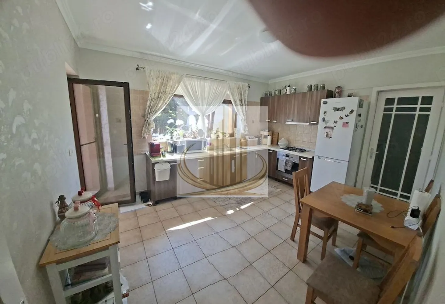 Casă Individuală | 200 mp utili | Garaj | Curte Mare | Dumbrăvița - Grand Mobilis Imobiliare vă propune spre închiriere o vilă individuală, spațioasă și primitoare, situată în Dumbrăvița, într-o zonă liniștită, dar foarte bine conectată cu orașul.

Această proprietate este alegerea ideală pentru o familie care își dorește spațiu generos, confort și intimitate, într-un cadru liniștit, dar aproape de toate facilitățile urbane.

📐 Detalii proprietate:
Suprafață utilă: 200 mp
Regim de înălțime: Parter + Etaj
Casă individuală
Garaj cu acces direct în casă
Curte generoasă + terasă
🏡 Compartimentare:

Parter:

Living spațios cu zonă de dining – perfect pentru momentele petrecute în familie
Bucătărie separată
Baie de serviciu
Cameră tehnică
Garaj (acces direct în locuință)

Etaj:

3 dormitoare luminoase
Dormitor matrimonial cu baie proprie
Baie principală cu cadă
2 balcoane
🏢 Dotări și beneficii:
Locuință complet mobilată și utilată
Electrocasnice incluse
Spații generoase, ideale pentru viața de familie
Confort ridicat pentru locuire pe termen lung
Pet friendly – perfect pentru familiile cu animale de companie 🐾
📍 Locație:
Zonă liniștită și sigură, ideală pentru familii
În apropiere: magazine, școli, grădinițe, parcuri
Restaurante și cafenele în zonă
Acces facil către principalele artere ale orașului și alte puncte de interes
💼 Recomandare:

✔️ Ideală pentru o familie, datorită spațiului, compartimentării și curții generoase
✔️ Potrivită pentru cei care caută confort, liniște și acces rapid către oraș

📞 Pentru mai multe informații și programarea unei vizionări, echipa Grand Mobilis Imobiliare vă stă la dispoziție!
ID Intern: CP3052467