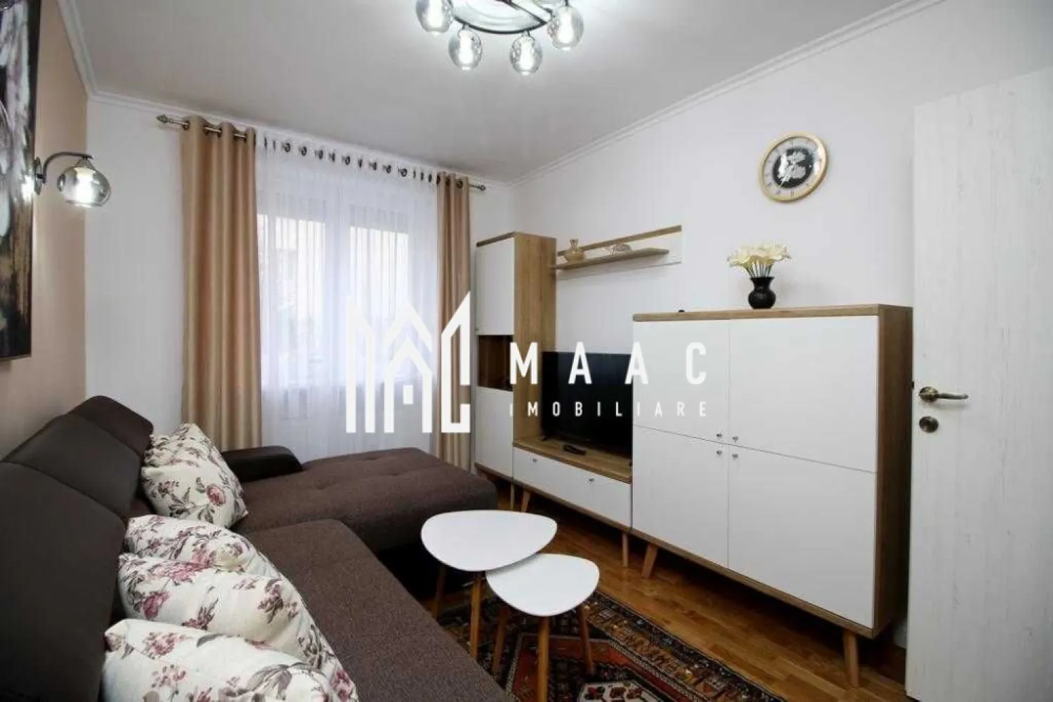 Apartament 2 camere | Modern | Parter | Vasile Milea - MAAC Imobiliare vă propune spre închiriere un apartament cu 2 camere, situat în zona Hipodrom I, pe strada Vasile Milea.

Compartimentarea apartamentului: 
▸ Două holuri mari și spațioase, bucătărie inchisă, mobilată și utilată, sufragerie modernă, dormitor matrimonial, baie cu cabină de duș și geam de aerisire.
▸ Suprafața apartamentului este de 44 mp + o boxă de 10,5 mp, perfectă ca spațiu de depozitare.

- Apartamentul a fost renovat complet în 2021. 
- În imediata apropiere se regăsesc magazine alimentare, spații comerciale și transport public.

 Nu sunt acceptate animale de companie.
 Se închiriază pe termen lung ( minim 1 an ) și se plătește garanție în cuantumul unei chirii.

Pentru mai multe detalii, vă rugăm să specificați telefonic că sunteți interesat/ă de anunțul cu ID: CP2794659 .