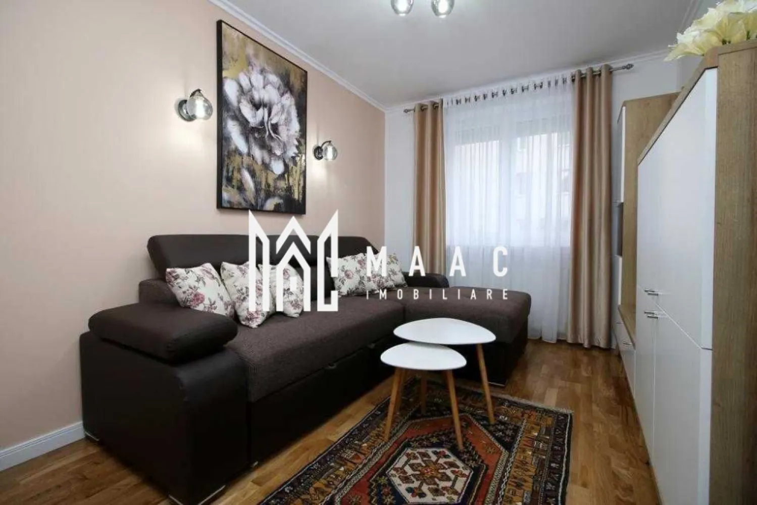 Apartament 2 camere | Modern | Parter | Vasile Milea - MAAC Imobiliare vă propune spre închiriere un apartament cu 2 camere, situat în zona Hipodrom I, pe strada Vasile Milea.

Compartimentarea apartamentului: 
▸ Două holuri mari și spațioase, bucătărie inchisă, mobilată și utilată, sufragerie modernă, dormitor matrimonial, baie cu cabină de duș și geam de aerisire.
▸ Suprafața apartamentului este de 44 mp + o boxă de 10,5 mp, perfectă ca spațiu de depozitare.

- Apartamentul a fost renovat complet în 2021. 
- În imediata apropiere se regăsesc magazine alimentare, spații comerciale și transport public.

 Nu sunt acceptate animale de companie.
 Se închiriază pe termen lung ( minim 1 an ) și se plătește garanție în cuantumul unei chirii.

Pentru mai multe detalii, vă rugăm să specificați telefonic că sunteți interesat/ă de anunțul cu ID: CP2794659 .