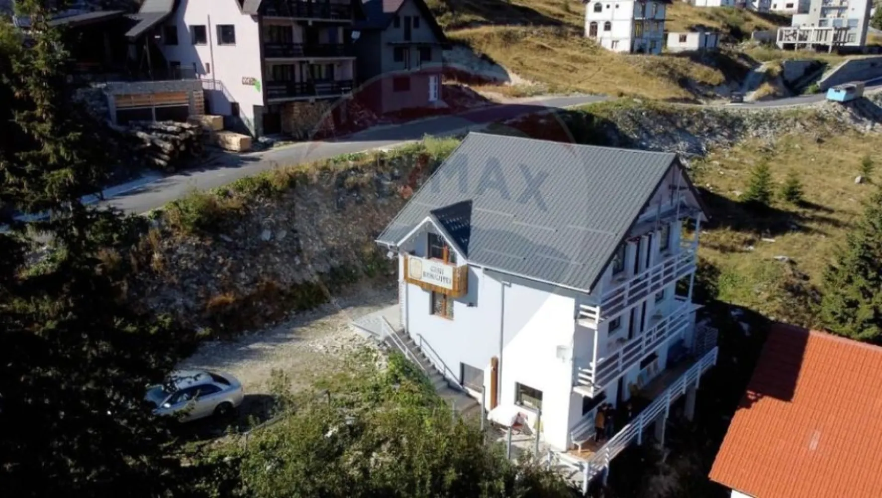 Cabană/Pensiune exclusivistă în Rânca - În inima zonei montane Rânca se află această proprietate deosebită, concepută pentru confort, durabilitate și exploatare turistică de nivel înalt. Construcția solidă, dotările tehnice performante și compartimentarea eficientă transformă această cabană într-o oportunitate rară pentru investitori sau pentru cei care își doresc o proprietate premium la munte.Imobilul oferă 7 camere spațioase și 9 băi, configurate pentru a asigura intimitate și confort oaspeților. Terasele generoase deschid priveliști către peisajul montan, creând spații ideale pentru relaxare. Proprietatea dispune și de parcare proprie de aproximativ 180 mp, inclusă în acte, un avantaj important într-o stațiune turistică.Clădirea este realizată cu materiale de calitate superioară și o structură gândită pentru durabilitate:- placă de beton la fiecare nivel- pereți exteriori din cărămidă Porotherm- izolație Caparol Dalmatina- acoperiș Bilka refăcut în 2021Confortul termic și eficiența energetică sunt asigurate de un sistem modern:- încălzire în pardoseală TECE- centrală ARCA LPA DUO MATIC 45 kW (lemn + peleți)- buncăr peleți 600 litri- puffer 1000 litri- pompă de căldură Galmet- coș de fum Schiedel Rondo – 9 mProprietatea beneficiază de curent trifazic și instalații realizate pe cupru, oferind siguranță și fiabilitate pe termen lung.Prin poziționare, compartimentare și dotări, cabana poate funcționa ca:- pensiune boutique- retreat montan exclusivist- cabană premium pentru închiriere integrală- investiție turistică cu randament atractivRânca este o destinație montană în continuă dezvoltare, apreciată pentru pârtiile de schi, traseele montane și peisajele spectaculoase, ceea ce face ca proprietățile bine construite din zonă să devină investiții tot mai valoroase.O proprietate rară, pregătită să devină fie o afacere profitabilă, fie un refugiu exclusivist la munte. Pentru mai multe detalii nu ezitați să ne contactați.