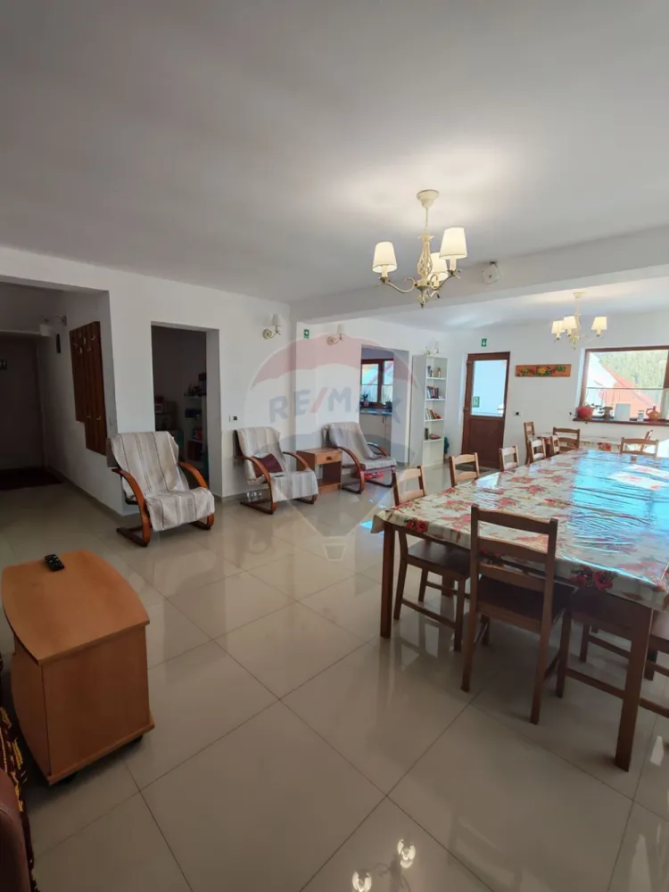 Cabană/Pensiune exclusivistă în Rânca - În inima zonei montane Rânca se află această proprietate deosebită, concepută pentru confort, durabilitate și exploatare turistică de nivel înalt. Construcția solidă, dotările tehnice performante și compartimentarea eficientă transformă această cabană într-o oportunitate rară pentru investitori sau pentru cei care își doresc o proprietate premium la munte.Imobilul oferă 7 camere spațioase și 9 băi, configurate pentru a asigura intimitate și confort oaspeților. Terasele generoase deschid priveliști către peisajul montan, creând spații ideale pentru relaxare. Proprietatea dispune și de parcare proprie de aproximativ 180 mp, inclusă în acte, un avantaj important într-o stațiune turistică.Clădirea este realizată cu materiale de calitate superioară și o structură gândită pentru durabilitate:- placă de beton la fiecare nivel- pereți exteriori din cărămidă Porotherm- izolație Caparol Dalmatina- acoperiș Bilka refăcut în 2021Confortul termic și eficiența energetică sunt asigurate de un sistem modern:- încălzire în pardoseală TECE- centrală ARCA LPA DUO MATIC 45 kW (lemn + peleți)- buncăr peleți 600 litri- puffer 1000 litri- pompă de căldură Galmet- coș de fum Schiedel Rondo – 9 mProprietatea beneficiază de curent trifazic și instalații realizate pe cupru, oferind siguranță și fiabilitate pe termen lung.Prin poziționare, compartimentare și dotări, cabana poate funcționa ca:- pensiune boutique- retreat montan exclusivist- cabană premium pentru închiriere integrală- investiție turistică cu randament atractivRânca este o destinație montană în continuă dezvoltare, apreciată pentru pârtiile de schi, traseele montane și peisajele spectaculoase, ceea ce face ca proprietățile bine construite din zonă să devină investiții tot mai valoroase.O proprietate rară, pregătită să devină fie o afacere profitabilă, fie un refugiu exclusivist la munte. Pentru mai multe detalii nu ezitați să ne contactați.