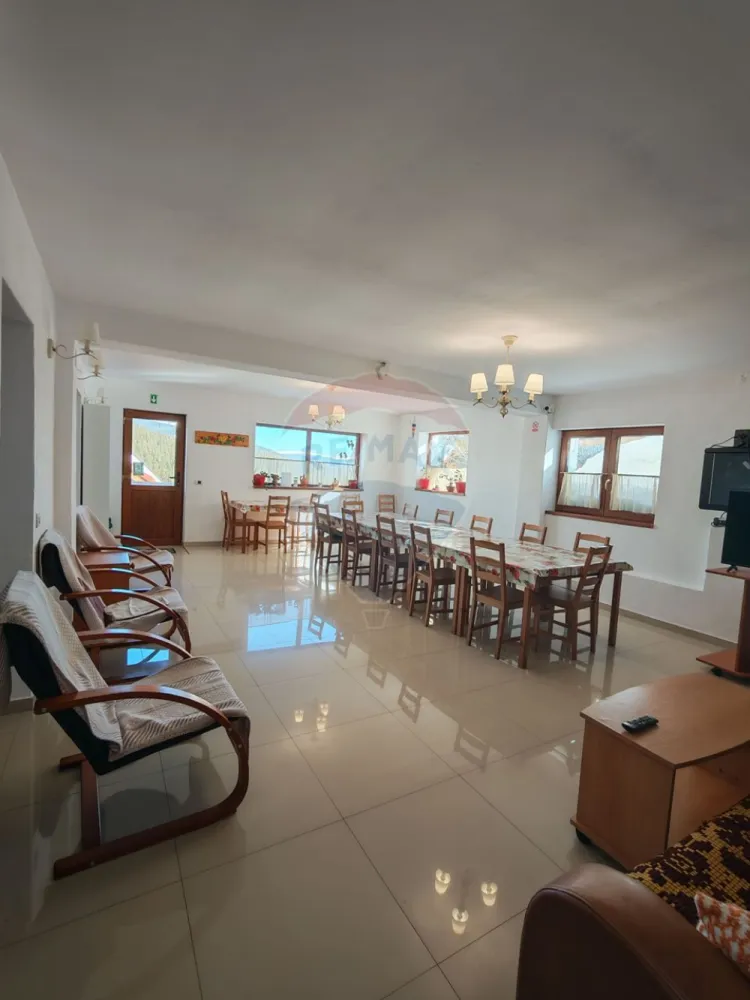 Cabană/Pensiune exclusivistă în Rânca - În inima zonei montane Rânca se află această proprietate deosebită, concepută pentru confort, durabilitate și exploatare turistică de nivel înalt. Construcția solidă, dotările tehnice performante și compartimentarea eficientă transformă această cabană într-o oportunitate rară pentru investitori sau pentru cei care își doresc o proprietate premium la munte.Imobilul oferă 7 camere spațioase și 9 băi, configurate pentru a asigura intimitate și confort oaspeților. Terasele generoase deschid priveliști către peisajul montan, creând spații ideale pentru relaxare. Proprietatea dispune și de parcare proprie de aproximativ 180 mp, inclusă în acte, un avantaj important într-o stațiune turistică.Clădirea este realizată cu materiale de calitate superioară și o structură gândită pentru durabilitate:- placă de beton la fiecare nivel- pereți exteriori din cărămidă Porotherm- izolație Caparol Dalmatina- acoperiș Bilka refăcut în 2021Confortul termic și eficiența energetică sunt asigurate de un sistem modern:- încălzire în pardoseală TECE- centrală ARCA LPA DUO MATIC 45 kW (lemn + peleți)- buncăr peleți 600 litri- puffer 1000 litri- pompă de căldură Galmet- coș de fum Schiedel Rondo – 9 mProprietatea beneficiază de curent trifazic și instalații realizate pe cupru, oferind siguranță și fiabilitate pe termen lung.Prin poziționare, compartimentare și dotări, cabana poate funcționa ca:- pensiune boutique- retreat montan exclusivist- cabană premium pentru închiriere integrală- investiție turistică cu randament atractivRânca este o destinație montană în continuă dezvoltare, apreciată pentru pârtiile de schi, traseele montane și peisajele spectaculoase, ceea ce face ca proprietățile bine construite din zonă să devină investiții tot mai valoroase.O proprietate rară, pregătită să devină fie o afacere profitabilă, fie un refugiu exclusivist la munte. Pentru mai multe detalii nu ezitați să ne contactați.