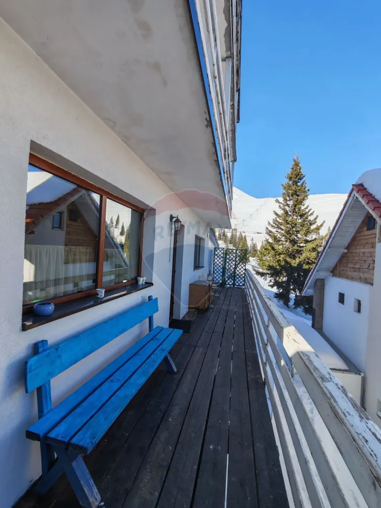 Cabană/Pensiune exclusivistă în Rânca - În inima zonei montane Rânca se află această proprietate deosebită, concepută pentru confort, durabilitate și exploatare turistică de nivel înalt. Construcția solidă, dotările tehnice performante și compartimentarea eficientă transformă această cabană într-o oportunitate rară pentru investitori sau pentru cei care își doresc o proprietate premium la munte.Imobilul oferă 7 camere spațioase și 9 băi, configurate pentru a asigura intimitate și confort oaspeților. Terasele generoase deschid priveliști către peisajul montan, creând spații ideale pentru relaxare. Proprietatea dispune și de parcare proprie de aproximativ 180 mp, inclusă în acte, un avantaj important într-o stațiune turistică.Clădirea este realizată cu materiale de calitate superioară și o structură gândită pentru durabilitate:- placă de beton la fiecare nivel- pereți exteriori din cărămidă Porotherm- izolație Caparol Dalmatina- acoperiș Bilka refăcut în 2021Confortul termic și eficiența energetică sunt asigurate de un sistem modern:- încălzire în pardoseală TECE- centrală ARCA LPA DUO MATIC 45 kW (lemn + peleți)- buncăr peleți 600 litri- puffer 1000 litri- pompă de căldură Galmet- coș de fum Schiedel Rondo – 9 mProprietatea beneficiază de curent trifazic și instalații realizate pe cupru, oferind siguranță și fiabilitate pe termen lung.Prin poziționare, compartimentare și dotări, cabana poate funcționa ca:- pensiune boutique- retreat montan exclusivist- cabană premium pentru închiriere integrală- investiție turistică cu randament atractivRânca este o destinație montană în continuă dezvoltare, apreciată pentru pârtiile de schi, traseele montane și peisajele spectaculoase, ceea ce face ca proprietățile bine construite din zonă să devină investiții tot mai valoroase.O proprietate rară, pregătită să devină fie o afacere profitabilă, fie un refugiu exclusivist la munte. Pentru mai multe detalii nu ezitați să ne contactați.