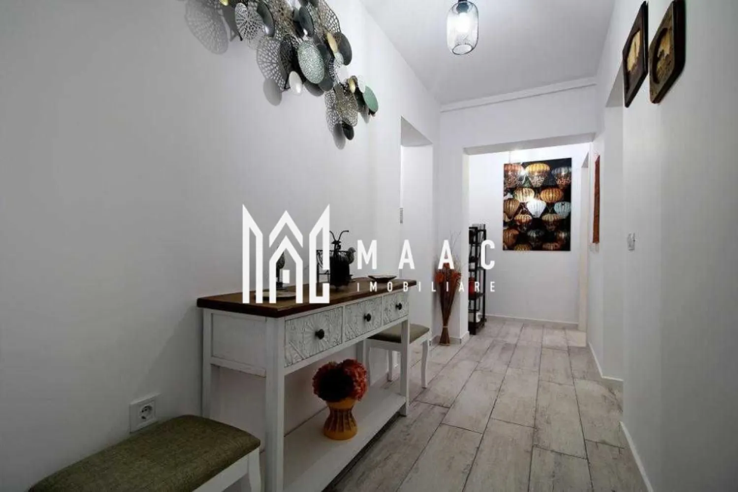 Apartament 2 camere | Modern | Parter | Vasile Milea - MAAC Imobiliare vă propune spre închiriere un apartament cu 2 camere, situat în zona Hipodrom I, pe strada Vasile Milea.

Compartimentarea apartamentului: 
▸ Două holuri mari și spațioase, bucătărie inchisă, mobilată și utilată, sufragerie modernă, dormitor matrimonial, baie cu cabină de duș și geam de aerisire.
▸ Suprafața apartamentului este de 44 mp + o boxă de 10,5 mp, perfectă ca spațiu de depozitare.

- Apartamentul a fost renovat complet în 2021. 
- În imediata apropiere se regăsesc magazine alimentare, spații comerciale și transport public.

 Nu sunt acceptate animale de companie.
 Se închiriază pe termen lung ( minim 1 an ) și se plătește garanție în cuantumul unei chirii.

Pentru mai multe detalii, vă rugăm să specificați telefonic că sunteți interesat/ă de anunțul cu ID: CP2794659 .
