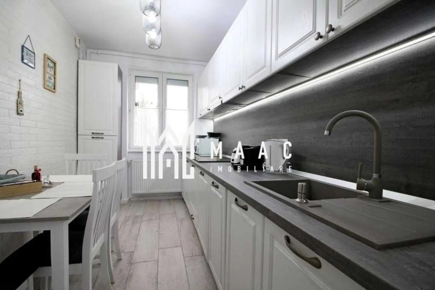 Apartament 2 camere | Modern | Parter | Vasile Milea - MAAC Imobiliare vă propune spre închiriere un apartament cu 2 camere, situat în zona Hipodrom I, pe strada Vasile Milea.

Compartimentarea apartamentului: 
▸ Două holuri mari și spațioase, bucătărie inchisă, mobilată și utilată, sufragerie modernă, dormitor matrimonial, baie cu cabină de duș și geam de aerisire.
▸ Suprafața apartamentului este de 44 mp + o boxă de 10,5 mp, perfectă ca spațiu de depozitare.

- Apartamentul a fost renovat complet în 2021. 
- În imediata apropiere se regăsesc magazine alimentare, spații comerciale și transport public.

 Nu sunt acceptate animale de companie.
 Se închiriază pe termen lung ( minim 1 an ) și se plătește garanție în cuantumul unei chirii.

Pentru mai multe detalii, vă rugăm să specificați telefonic că sunteți interesat/ă de anunțul cu ID: CP2794659 .