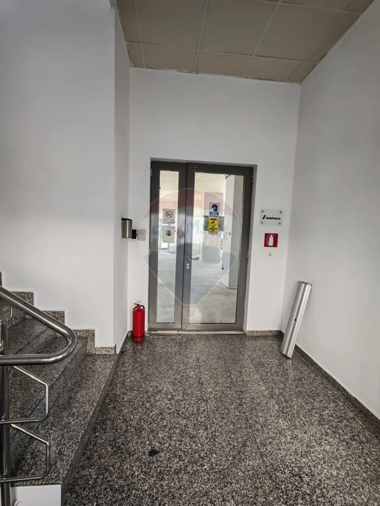 Spațiu de birouri ultracentral ideal pentru echipe mari/sediu firmă - Disponibil pentru închiriere, acest spațiu de 450 mp este potrivit pentru companii care au nevoie de un sediu eficient, bine poziționat și ușor de adaptat.Poziționarea ultracentrală oferă acces rapid pentru angajați și clienți – un avantaj major pentru firmele care depind de vizibilitate și accesibilitate.De ce este potrivit pentru business-ul tău:- poate acomoda 30–50 angajați- compartimentare flexibilă (open space + birouri + săli meeting)- 3 căi de acces – ideal pentru separare echipe / clienți- climatizare completă – confort constant- acces lift – ușor pentru staff și colaboratoriIdeal pentru:- IT / outsourcing, call center, firmă de consultanță, servicii medicale sau sediu companie.Cost total:- chirie: 9 €/mp- costuri: 4 €/mpAproximativ 5.850 €/lună total (all-in, fără surprize)