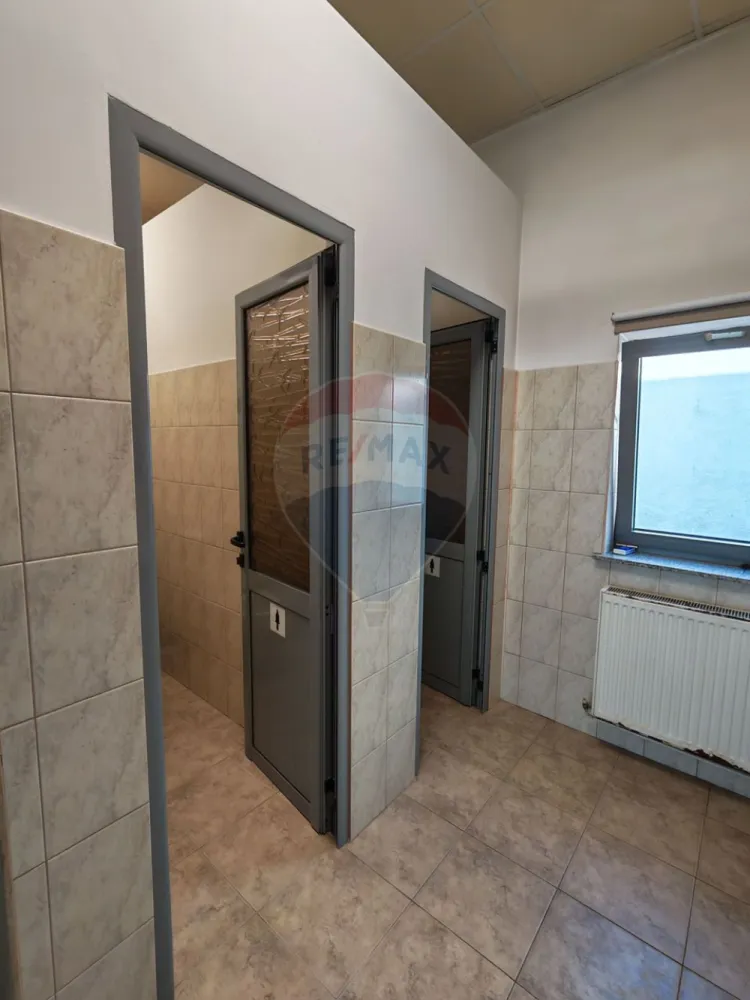 Spațiu de birouri ultracentral ideal pentru echipe mari/sediu firmă - Disponibil pentru închiriere, acest spațiu de 450 mp este potrivit pentru companii care au nevoie de un sediu eficient, bine poziționat și ușor de adaptat.Poziționarea ultracentrală oferă acces rapid pentru angajați și clienți – un avantaj major pentru firmele care depind de vizibilitate și accesibilitate.De ce este potrivit pentru business-ul tău:- poate acomoda 30–50 angajați- compartimentare flexibilă (open space + birouri + săli meeting)- 3 căi de acces – ideal pentru separare echipe / clienți- climatizare completă – confort constant- acces lift – ușor pentru staff și colaboratoriIdeal pentru:- IT / outsourcing, call center, firmă de consultanță, servicii medicale sau sediu companie.Cost total:- chirie: 9 €/mp- costuri: 4 €/mpAproximativ 5.850 €/lună total (all-in, fără surprize)