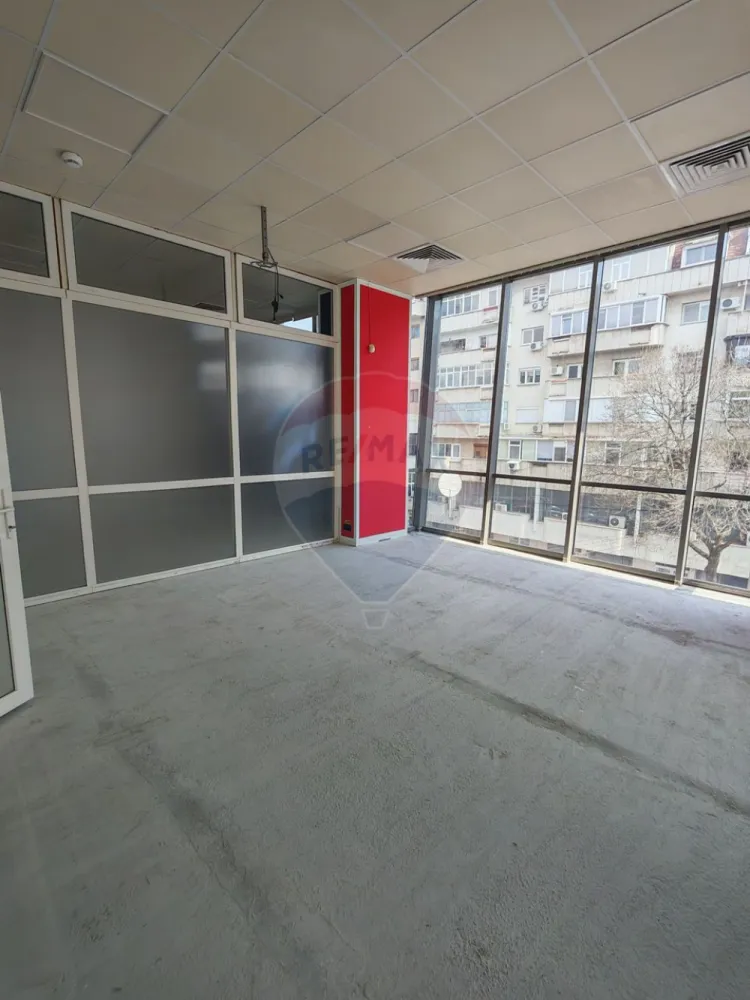 Spațiu de birouri ultracentral ideal pentru echipe mari/sediu firmă - Disponibil pentru închiriere, acest spațiu de 450 mp este potrivit pentru companii care au nevoie de un sediu eficient, bine poziționat și ușor de adaptat.Poziționarea ultracentrală oferă acces rapid pentru angajați și clienți – un avantaj major pentru firmele care depind de vizibilitate și accesibilitate.De ce este potrivit pentru business-ul tău:- poate acomoda 30–50 angajați- compartimentare flexibilă (open space + birouri + săli meeting)- 3 căi de acces – ideal pentru separare echipe / clienți- climatizare completă – confort constant- acces lift – ușor pentru staff și colaboratoriIdeal pentru:- IT / outsourcing, call center, firmă de consultanță, servicii medicale sau sediu companie.Cost total:- chirie: 9 €/mp- costuri: 4 €/mpAproximativ 5.850 €/lună total (all-in, fără surprize)