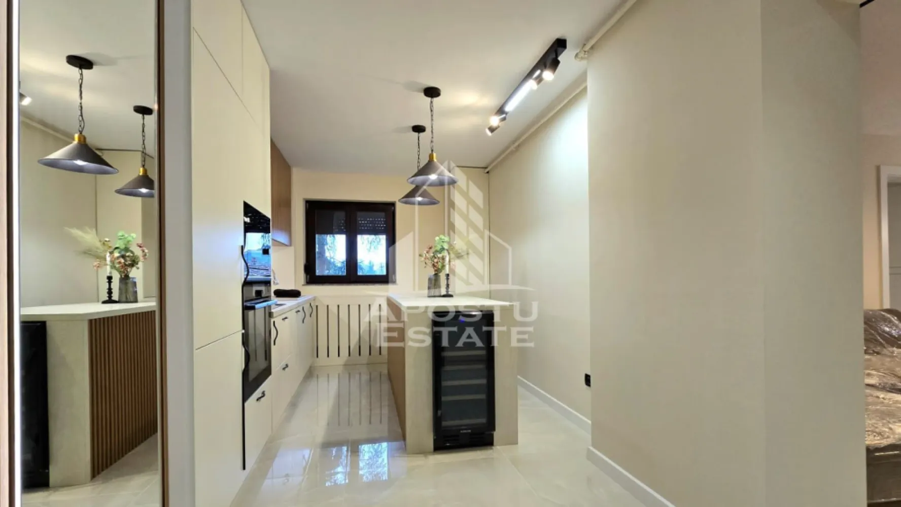 Apartament 3 camere RENOVAT/LUX&ELEGANTA / Aurel Vlaicu/ PRIMA LOCUIRE - Apostu Estate va propune spre vanzare apartament cu 3 camere (reconfigurat inteligent în 2 camere spațioase + dressing generos), situat pe strada Poetului (zona UTA), la etajul 1. Este o locuință rară pe piață, renovată integral în 2026, unde s-a pus accent pe lux, tehnologie și confort absolut.

De ce este acest apartament special?
Apartamentul a fost reconstruit de la zero (instalații electrice și sanitare noi). Totul este nou, nefolosit, oferind viitorului proprietar garanția unei mutări imediate, fără nicio investiție suplimentară.

Living spectaculos cu canapea din piele naturală (comandă specială).
Bucătărie modernă cu Insulă – dotată cu minifrigider de băuturi încorporat.
Dormitor Matrimonial grandios – pat custom-made (260x200) cu saltea cu memorie (investiție 2.200€) și măsuță de machiaj.
Dressing imens – creat prin reconfigurarea camerei mici, cu iluminat LED integrat.
Baie de revistă – mărită, utilată complet cu obiecte sanitare de lux marca Vitra (cada + duș).
Boxă la subsol – spațiu extra pentru depozitare.
Dotări și Finisaje de Top (Investiție totală mobilier & utilaje > 28.000€):
Mobilier: MDF vopsit de înaltă calitate (cost 24.000€, fără electrocasnice).
Electrocasnice Noi (Gorenje & Beko): Mașină de spălat vase, mașină de spălat rufe (9kg), uscător rufe (9kg), frigider încorporabil No Frost, hotă, plită, cuptor și microunde digitale.
Tâmplărie Interior: Uși Portadoors cu balamale ascunse; ușă glisantă elegantă din sticlă între living și bucătărie.
Climatizare & Confort: Centrală gaz Ariston (nouă), calorifere noi, aer condiționat Paxton 12000 BTU.
Detalii fine: Oglinzi cu senzori LED, lustre și spoturi moderne, jaluzele exterioare din aluminiu cu spumă termică.

Apartamentul este situat într-o zonă extrem de liniștită, înconjurat de arbori înalți care oferă umbră naturală și o temperatură plăcută vara. Intimitate și răcoare, chiar în oraș.
Pentru cei care caută perfecțiunea și nu vor să treacă prin stresul unei renovări, acest apartament este alegerea ideală.

 CP3010160