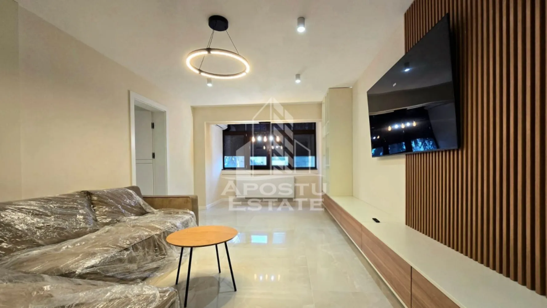 Apartament 3 camere RENOVAT/LUX&ELEGANTA / Aurel Vlaicu/ PRIMA LOCUIRE - Apostu Estate va propune spre vanzare apartament cu 3 camere (reconfigurat inteligent în 2 camere spațioase + dressing generos), situat pe strada Poetului (zona UTA), la etajul 1. Este o locuință rară pe piață, renovată integral în 2026, unde s-a pus accent pe lux, tehnologie și confort absolut.

De ce este acest apartament special?
Apartamentul a fost reconstruit de la zero (instalații electrice și sanitare noi). Totul este nou, nefolosit, oferind viitorului proprietar garanția unei mutări imediate, fără nicio investiție suplimentară.

Living spectaculos cu canapea din piele naturală (comandă specială).
Bucătărie modernă cu Insulă – dotată cu minifrigider de băuturi încorporat.
Dormitor Matrimonial grandios – pat custom-made (260x200) cu saltea cu memorie (investiție 2.200€) și măsuță de machiaj.
Dressing imens – creat prin reconfigurarea camerei mici, cu iluminat LED integrat.
Baie de revistă – mărită, utilată complet cu obiecte sanitare de lux marca Vitra (cada + duș).
Boxă la subsol – spațiu extra pentru depozitare.
Dotări și Finisaje de Top (Investiție totală mobilier & utilaje > 28.000€):
Mobilier: MDF vopsit de înaltă calitate (cost 24.000€, fără electrocasnice).
Electrocasnice Noi (Gorenje & Beko): Mașină de spălat vase, mașină de spălat rufe (9kg), uscător rufe (9kg), frigider încorporabil No Frost, hotă, plită, cuptor și microunde digitale.
Tâmplărie Interior: Uși Portadoors cu balamale ascunse; ușă glisantă elegantă din sticlă între living și bucătărie.
Climatizare & Confort: Centrală gaz Ariston (nouă), calorifere noi, aer condiționat Paxton 12000 BTU.
Detalii fine: Oglinzi cu senzori LED, lustre și spoturi moderne, jaluzele exterioare din aluminiu cu spumă termică.

Apartamentul este situat într-o zonă extrem de liniștită, înconjurat de arbori înalți care oferă umbră naturală și o temperatură plăcută vara. Intimitate și răcoare, chiar în oraș.
Pentru cei care caută perfecțiunea și nu vor să treacă prin stresul unei renovări, acest apartament este alegerea ideală.

 CP3010160