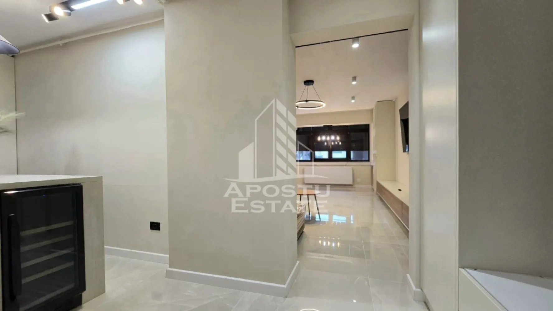 Apartament 3 camere RENOVAT/LUX&ELEGANTA / Aurel Vlaicu/ PRIMA LOCUIRE - Apostu Estate va propune spre vanzare apartament cu 3 camere (reconfigurat inteligent în 2 camere spațioase + dressing generos), situat pe strada Poetului (zona UTA), la etajul 1. Este o locuință rară pe piață, renovată integral în 2026, unde s-a pus accent pe lux, tehnologie și confort absolut.

De ce este acest apartament special?
Apartamentul a fost reconstruit de la zero (instalații electrice și sanitare noi). Totul este nou, nefolosit, oferind viitorului proprietar garanția unei mutări imediate, fără nicio investiție suplimentară.

Living spectaculos cu canapea din piele naturală (comandă specială).
Bucătărie modernă cu Insulă – dotată cu minifrigider de băuturi încorporat.
Dormitor Matrimonial grandios – pat custom-made (260x200) cu saltea cu memorie (investiție 2.200€) și măsuță de machiaj.
Dressing imens – creat prin reconfigurarea camerei mici, cu iluminat LED integrat.
Baie de revistă – mărită, utilată complet cu obiecte sanitare de lux marca Vitra (cada + duș).
Boxă la subsol – spațiu extra pentru depozitare.
Dotări și Finisaje de Top (Investiție totală mobilier & utilaje > 28.000€):
Mobilier: MDF vopsit de înaltă calitate (cost 24.000€, fără electrocasnice).
Electrocasnice Noi (Gorenje & Beko): Mașină de spălat vase, mașină de spălat rufe (9kg), uscător rufe (9kg), frigider încorporabil No Frost, hotă, plită, cuptor și microunde digitale.
Tâmplărie Interior: Uși Portadoors cu balamale ascunse; ușă glisantă elegantă din sticlă între living și bucătărie.
Climatizare & Confort: Centrală gaz Ariston (nouă), calorifere noi, aer condiționat Paxton 12000 BTU.
Detalii fine: Oglinzi cu senzori LED, lustre și spoturi moderne, jaluzele exterioare din aluminiu cu spumă termică.

Apartamentul este situat într-o zonă extrem de liniștită, înconjurat de arbori înalți care oferă umbră naturală și o temperatură plăcută vara. Intimitate și răcoare, chiar în oraș.
Pentru cei care caută perfecțiunea și nu vor să treacă prin stresul unei renovări, acest apartament este alegerea ideală.

 CP3010160