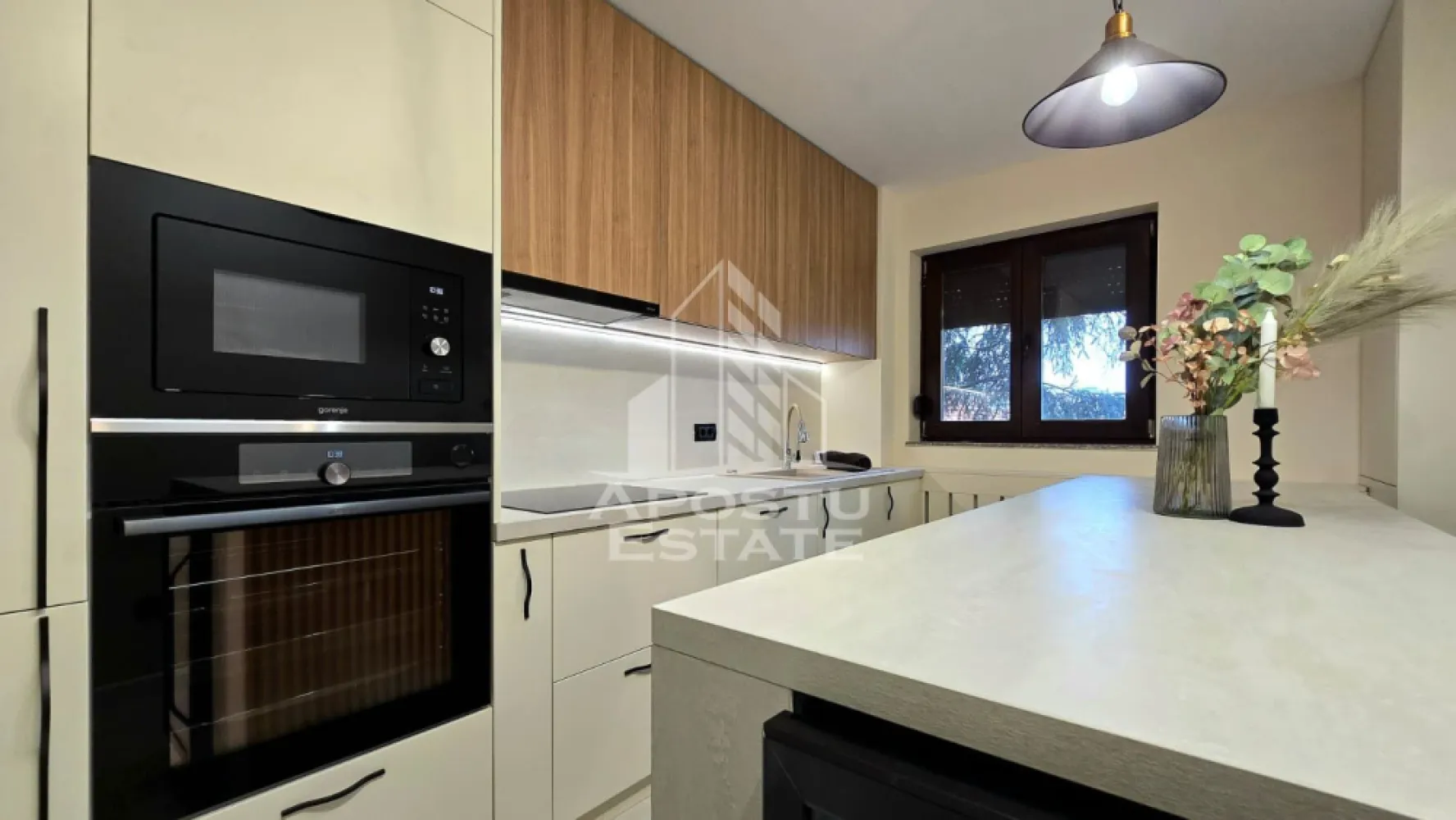 Apartament 3 camere RENOVAT/LUX&ELEGANTA / Aurel Vlaicu/ PRIMA LOCUIRE - Apostu Estate va propune spre vanzare apartament cu 3 camere (reconfigurat inteligent în 2 camere spațioase + dressing generos), situat pe strada Poetului (zona UTA), la etajul 1. Este o locuință rară pe piață, renovată integral în 2026, unde s-a pus accent pe lux, tehnologie și confort absolut.

De ce este acest apartament special?
Apartamentul a fost reconstruit de la zero (instalații electrice și sanitare noi). Totul este nou, nefolosit, oferind viitorului proprietar garanția unei mutări imediate, fără nicio investiție suplimentară.

Living spectaculos cu canapea din piele naturală (comandă specială).
Bucătărie modernă cu Insulă – dotată cu minifrigider de băuturi încorporat.
Dormitor Matrimonial grandios – pat custom-made (260x200) cu saltea cu memorie (investiție 2.200€) și măsuță de machiaj.
Dressing imens – creat prin reconfigurarea camerei mici, cu iluminat LED integrat.
Baie de revistă – mărită, utilată complet cu obiecte sanitare de lux marca Vitra (cada + duș).
Boxă la subsol – spațiu extra pentru depozitare.
Dotări și Finisaje de Top (Investiție totală mobilier & utilaje > 28.000€):
Mobilier: MDF vopsit de înaltă calitate (cost 24.000€, fără electrocasnice).
Electrocasnice Noi (Gorenje & Beko): Mașină de spălat vase, mașină de spălat rufe (9kg), uscător rufe (9kg), frigider încorporabil No Frost, hotă, plită, cuptor și microunde digitale.
Tâmplărie Interior: Uși Portadoors cu balamale ascunse; ușă glisantă elegantă din sticlă între living și bucătărie.
Climatizare & Confort: Centrală gaz Ariston (nouă), calorifere noi, aer condiționat Paxton 12000 BTU.
Detalii fine: Oglinzi cu senzori LED, lustre și spoturi moderne, jaluzele exterioare din aluminiu cu spumă termică.

Apartamentul este situat într-o zonă extrem de liniștită, înconjurat de arbori înalți care oferă umbră naturală și o temperatură plăcută vara. Intimitate și răcoare, chiar în oraș.
Pentru cei care caută perfecțiunea și nu vor să treacă prin stresul unei renovări, acest apartament este alegerea ideală.

 CP3010160
